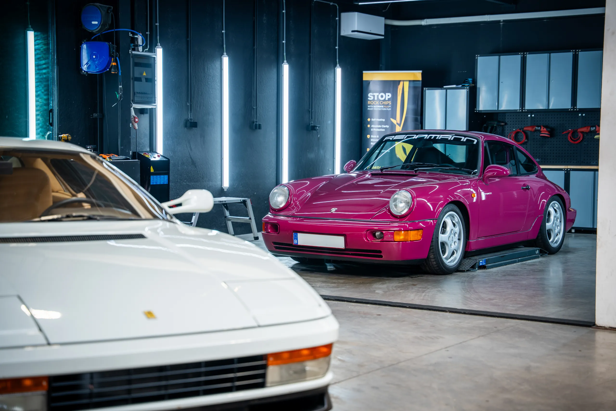 Porsche 964 Carrera RS en Ferrari Testarossa in de werkplaats van Carnauba