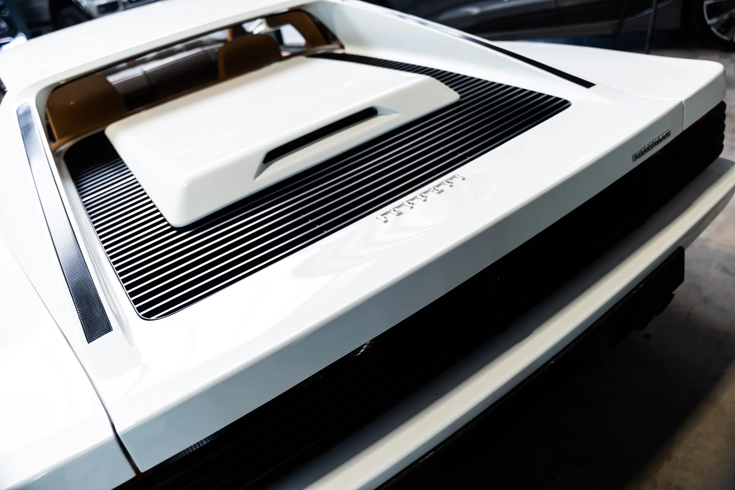Motorkap van een Ferrari Testarossa na een classic cars behandeling bij Carnauba