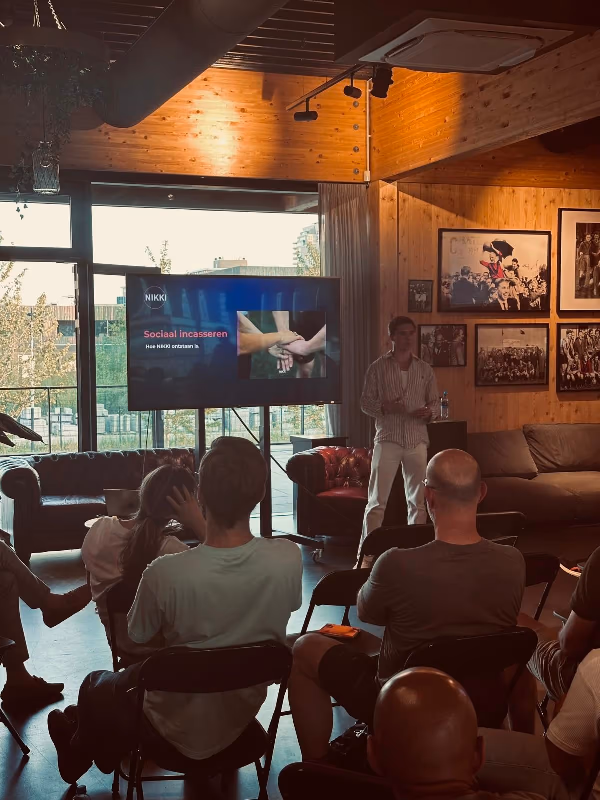 De CEO van NIKKI geeft een presentatie aan het publiek.