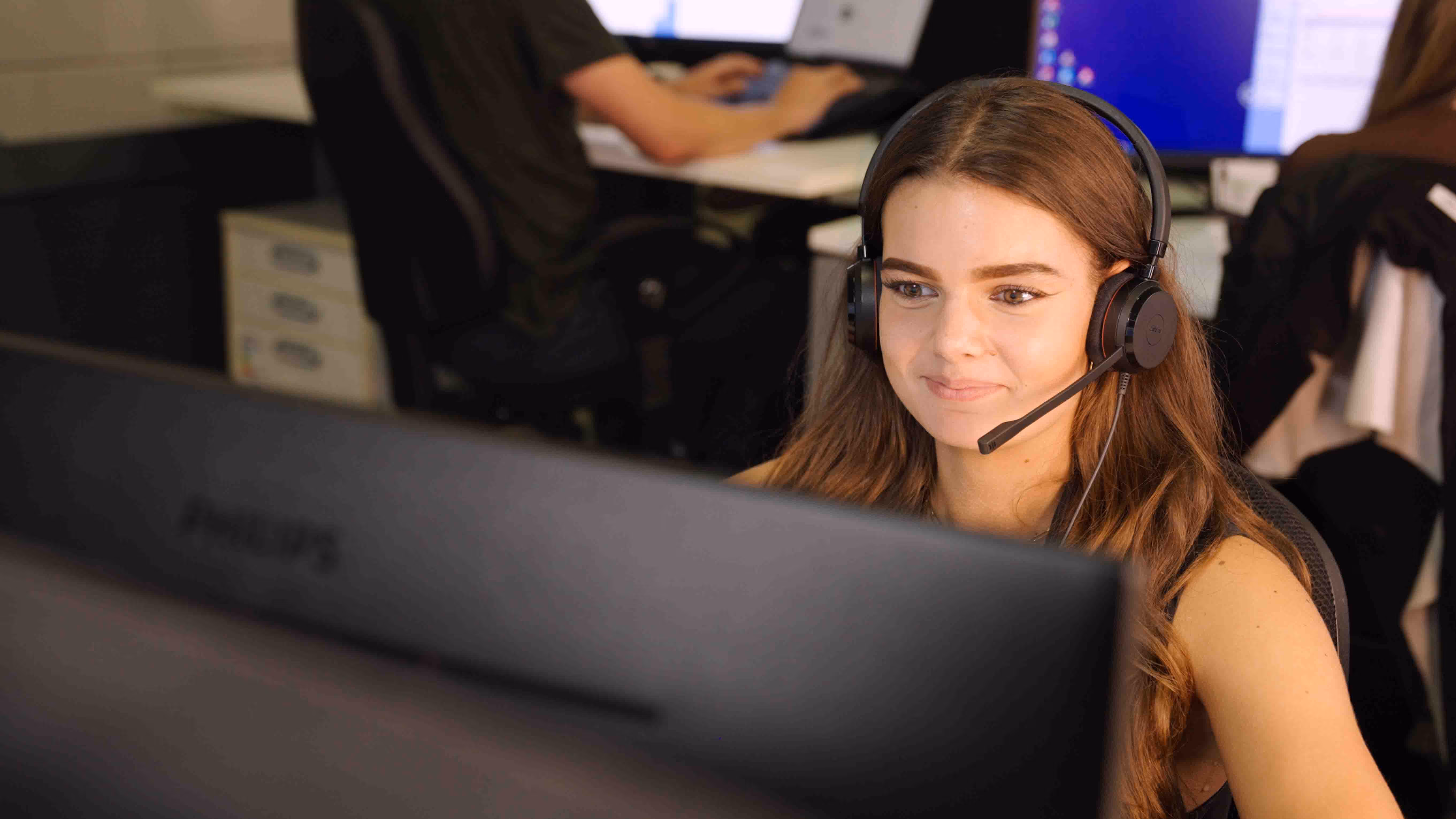 Callcentermedewerker voert een telefoongesprek met een klant.