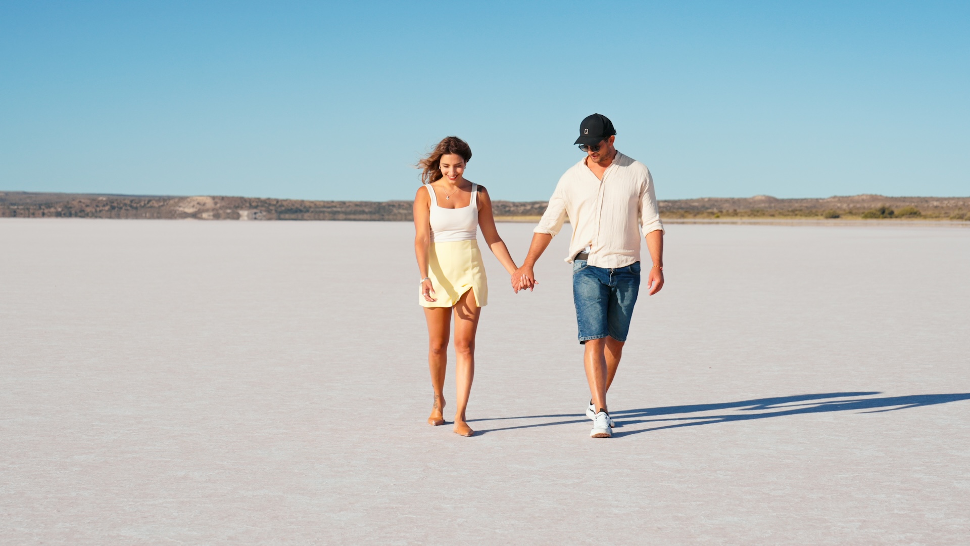 pareja caminando por salina grande, agencia punta tombo turismo