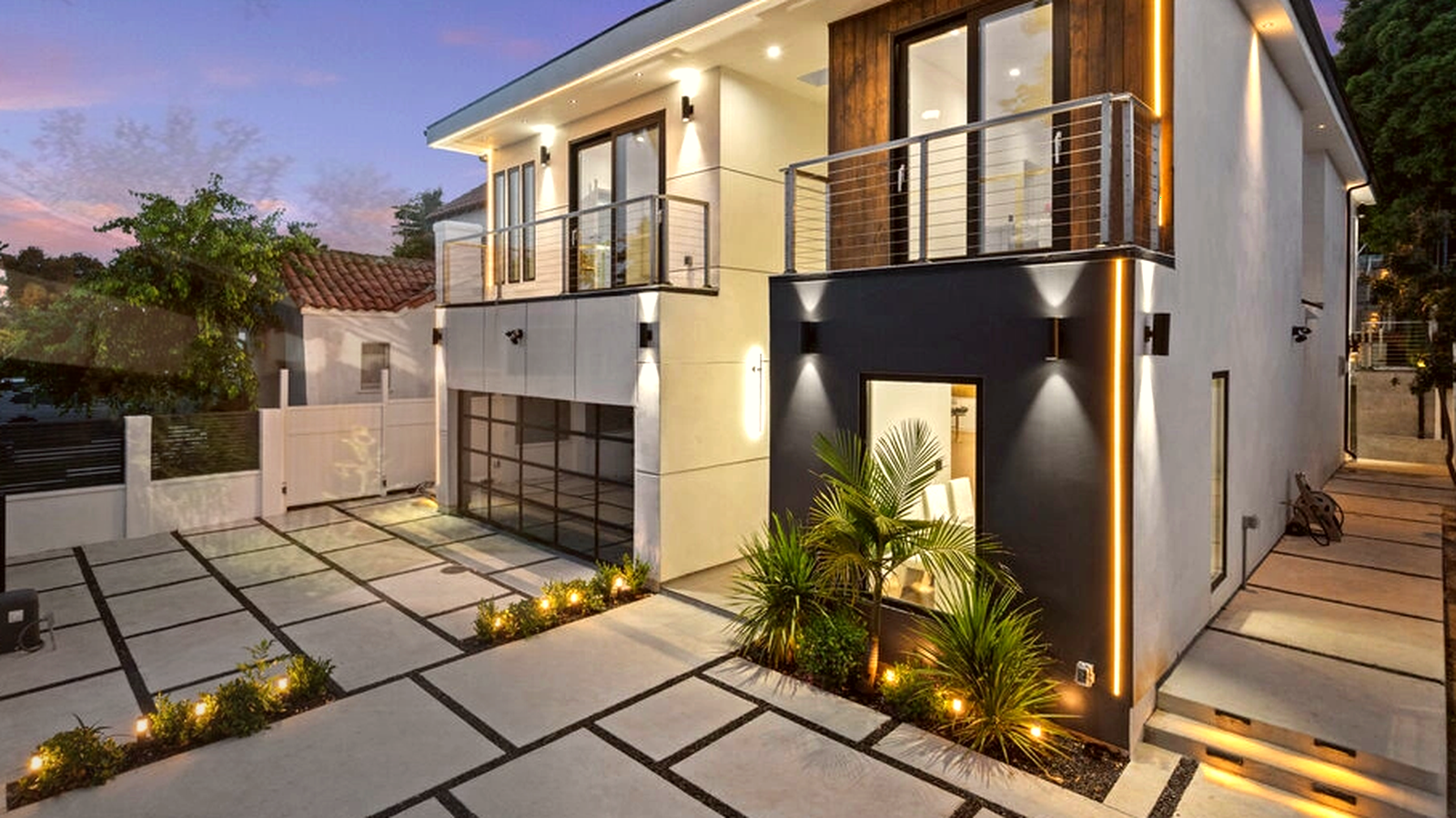 Editorial diagram of one Encino house with a single design-build team versus a split architect and contractor handoff