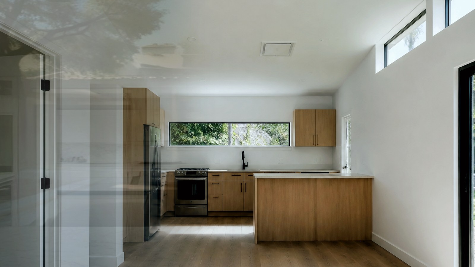 Editorial diagram of one Encino house with a single design-build team versus a split architect and contractor handoff