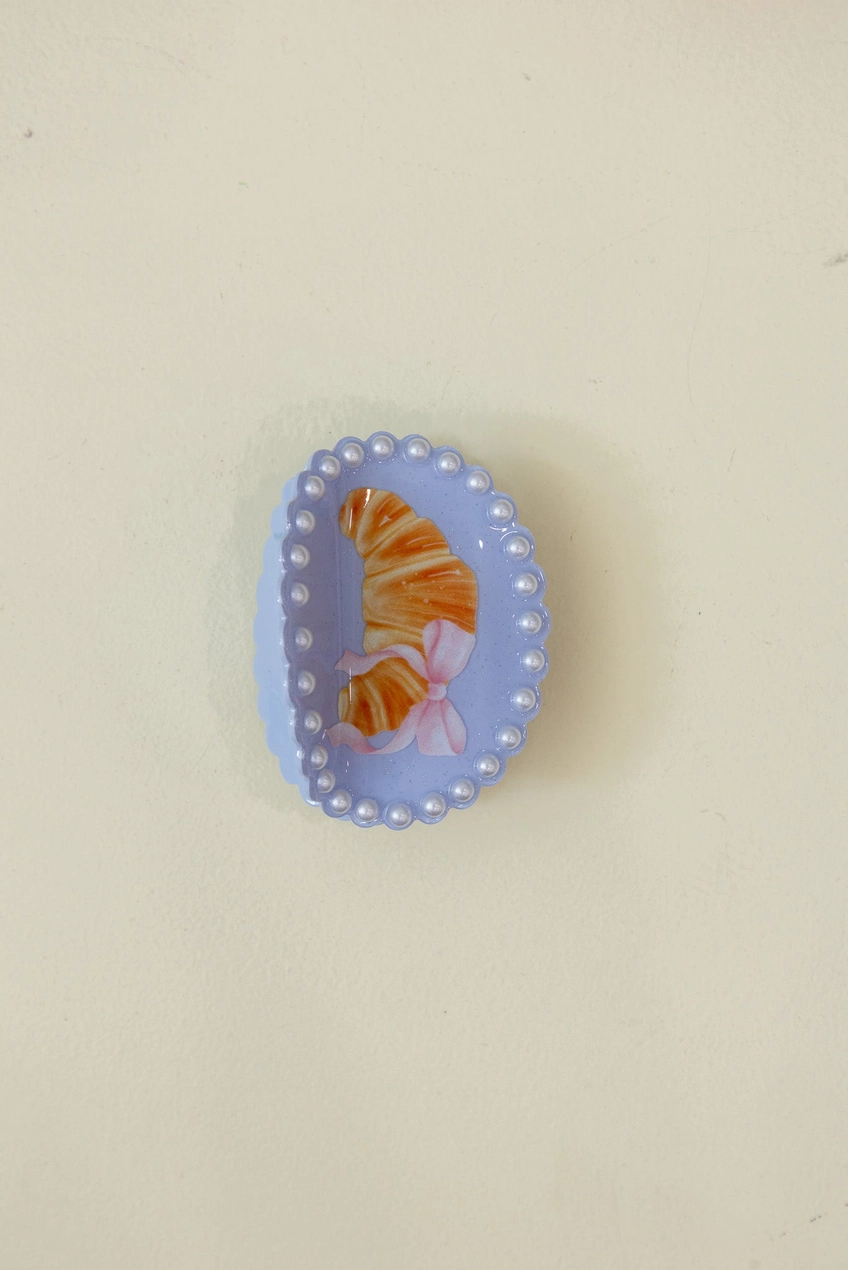 Kaxi-framed eclectic claw clip- Croissant
