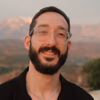 Portait-Aufnahme von Gastgeber Burak vor Bergkulisse zum Sonnenuntergang