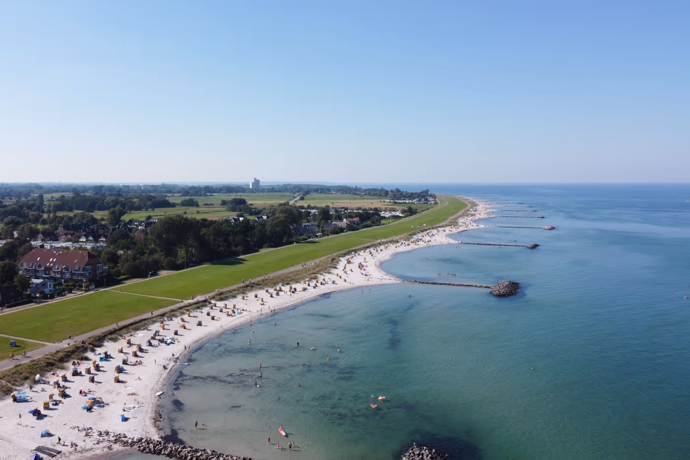 Luftaufnahme vom Strand mit Strandkörben und Meerblick zur Ostsee