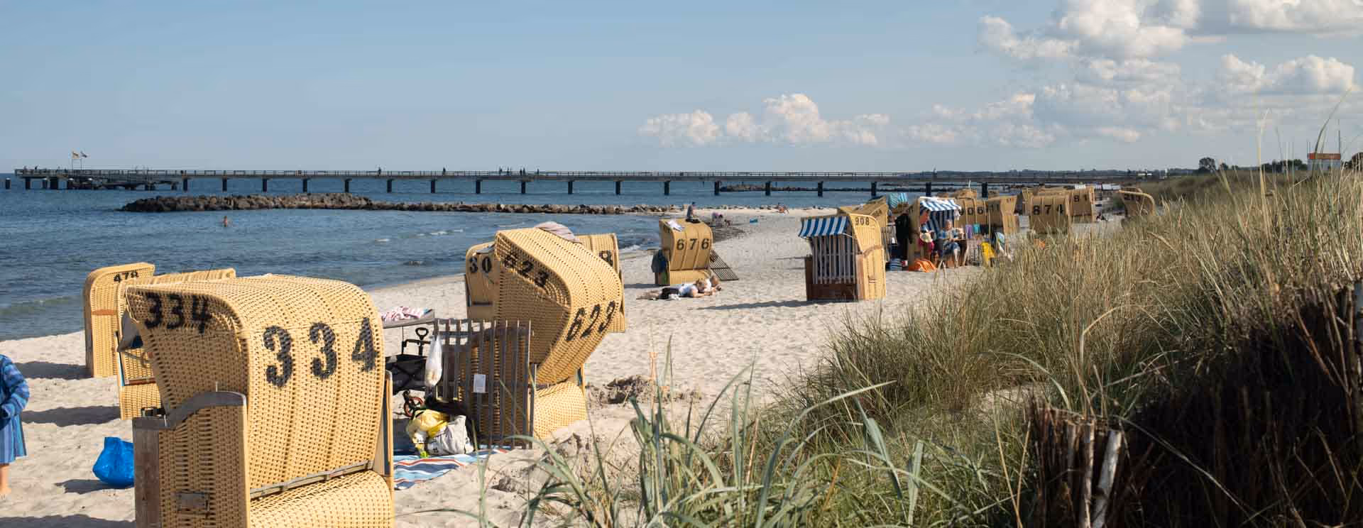 Strand mit Strandkörben und Seebrücke am Timmendorfer Strand an der Ostsee