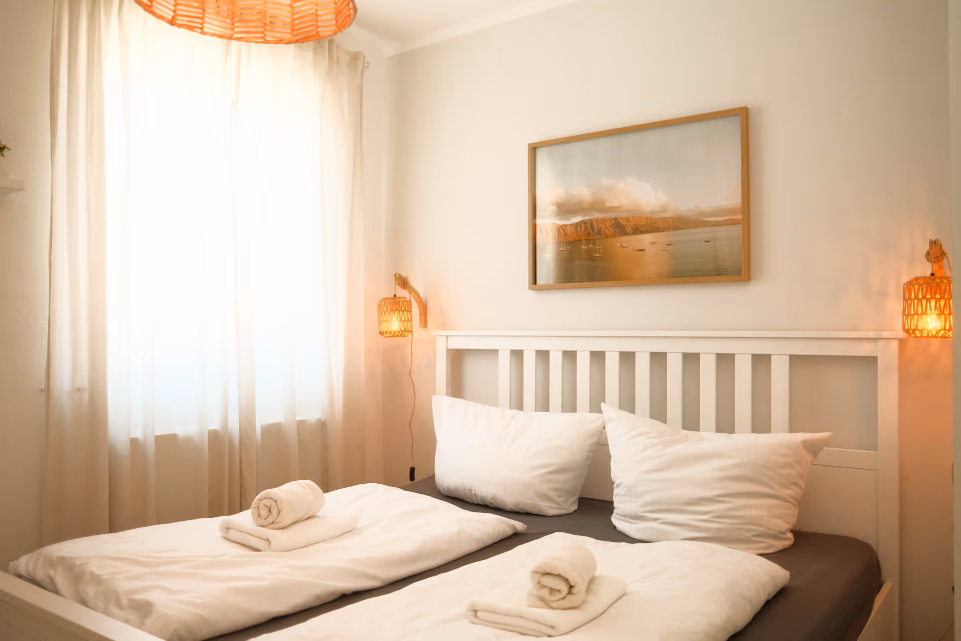 Doppelbett mit Bild und warmem Licht