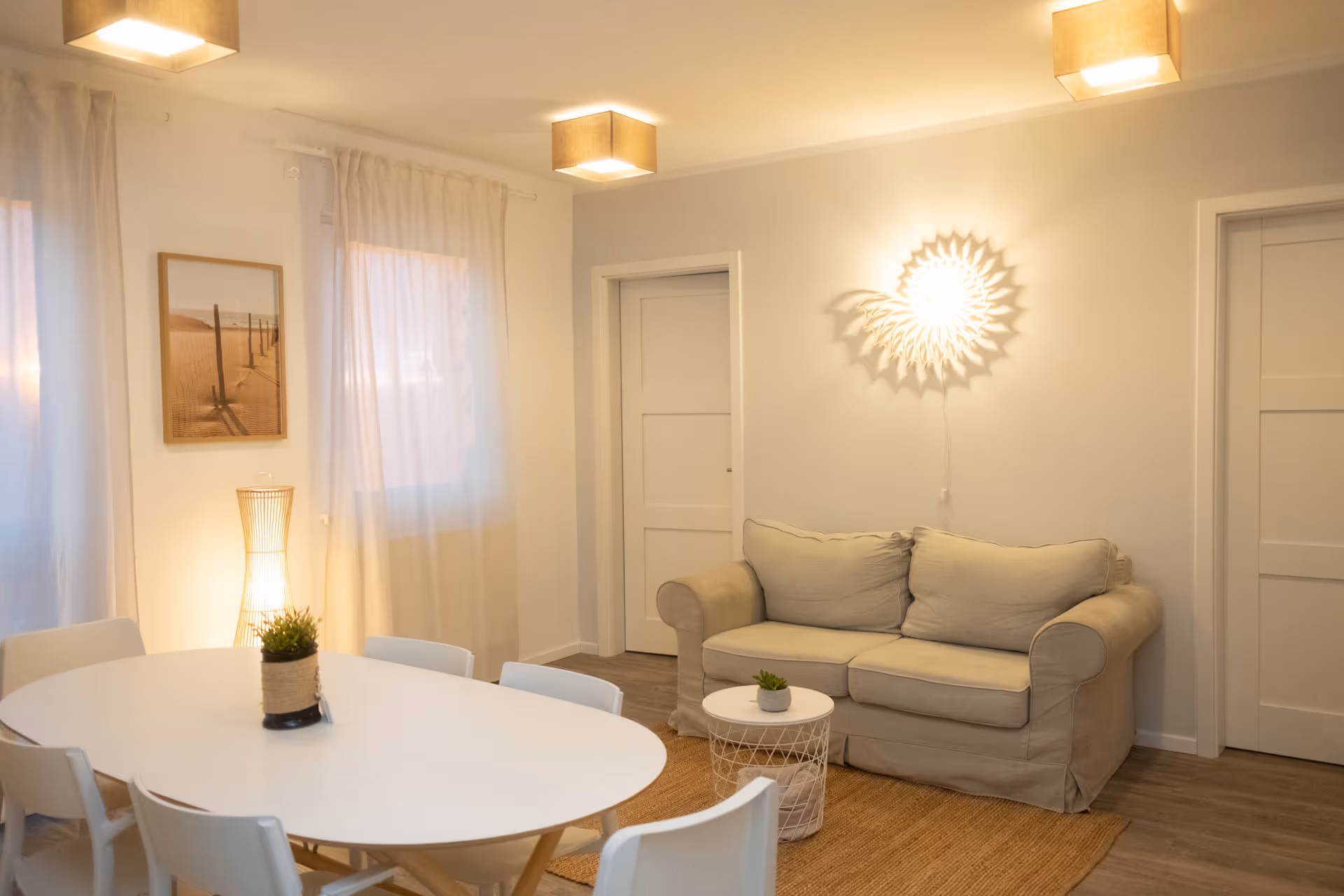 Wohnbereich mit Bild und beleuchtetem Wandobjekt