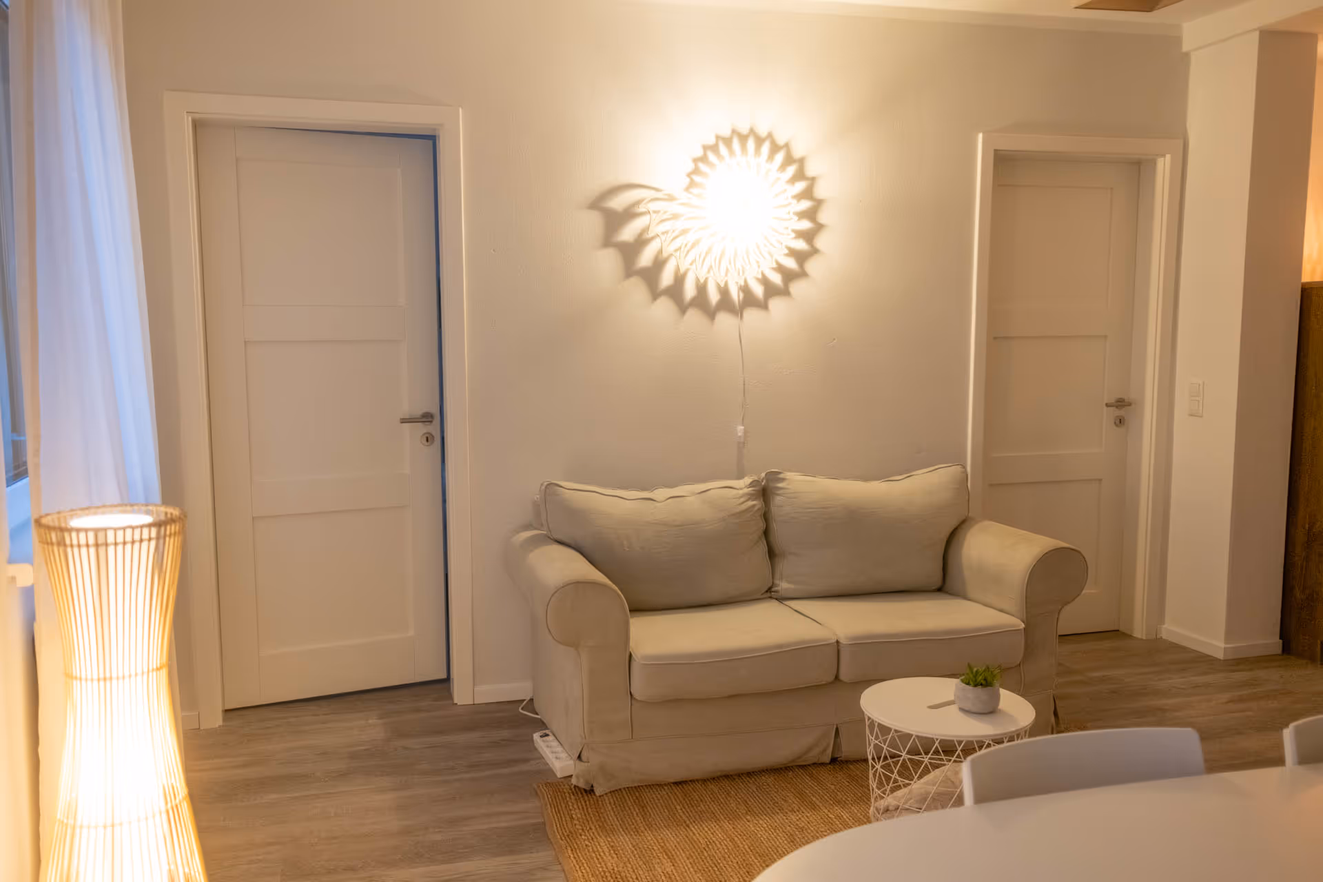 Sofa mit zwei Tueren und dekorativer Leuchte