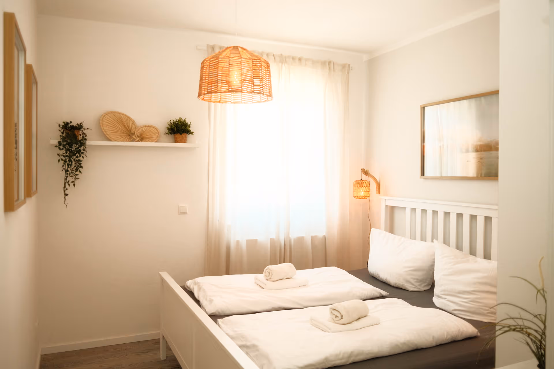 Schlafzimmer mit Deko-Regal und Rattanleuchte