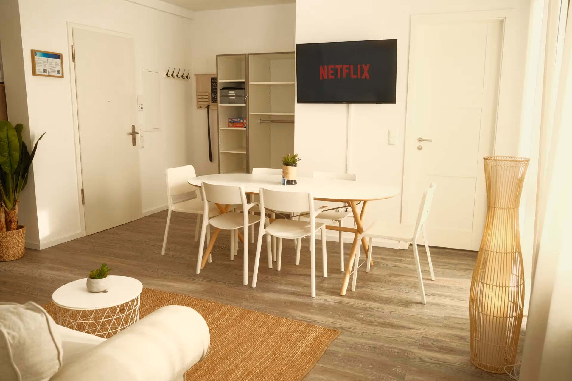 Essbereich mit TV und offener Garderobe