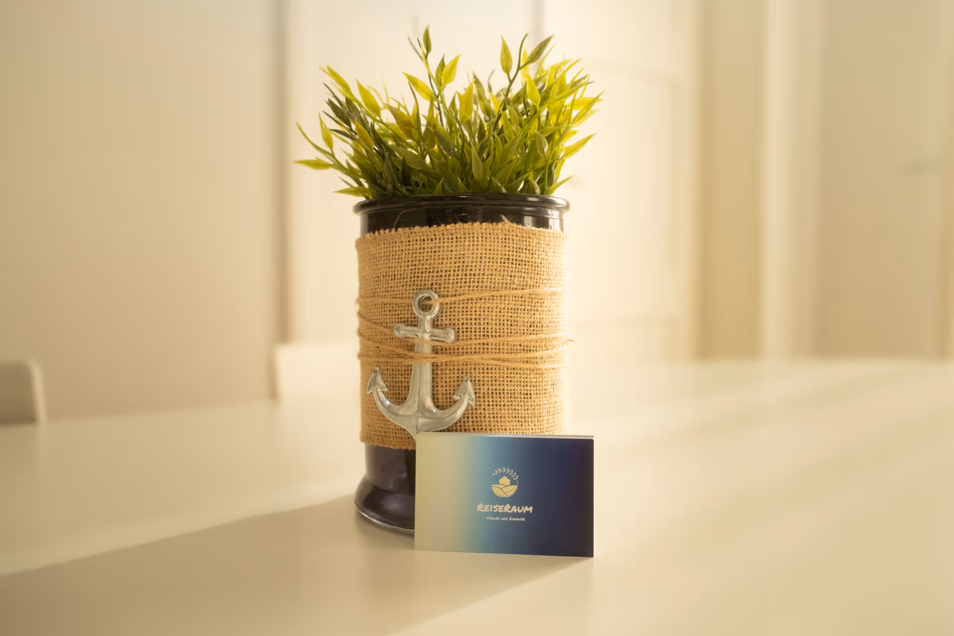 Pflanztopf mit Ankerbanderole und Visitenkarte