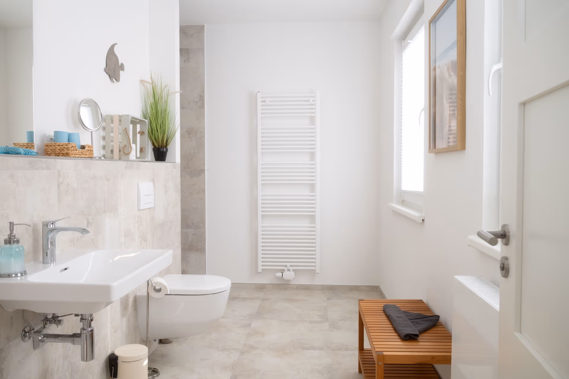 Badezimmer mit Handtuchheizkörper und Duschwand