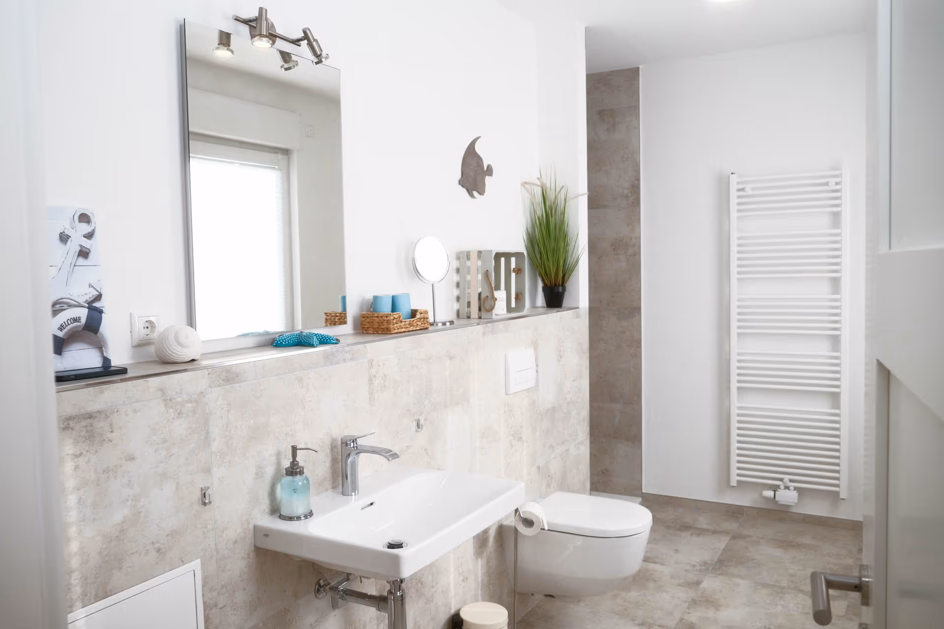 Badezimmer mit Waschbecken und Deko