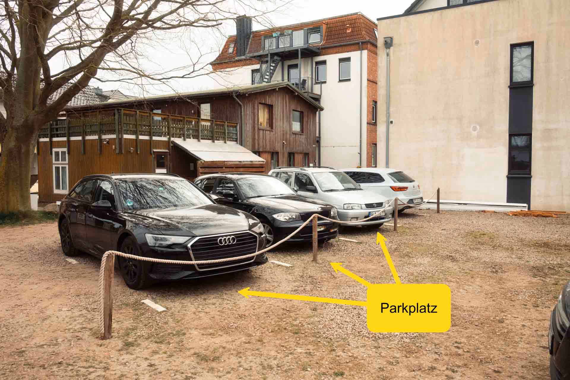 Parkplatz mit mehreren PKW-Stellflaechen