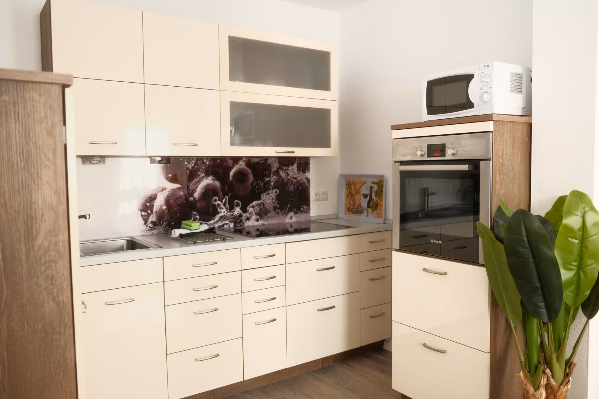 Kueche mit Herd, Mikrowelle und Glaselementen