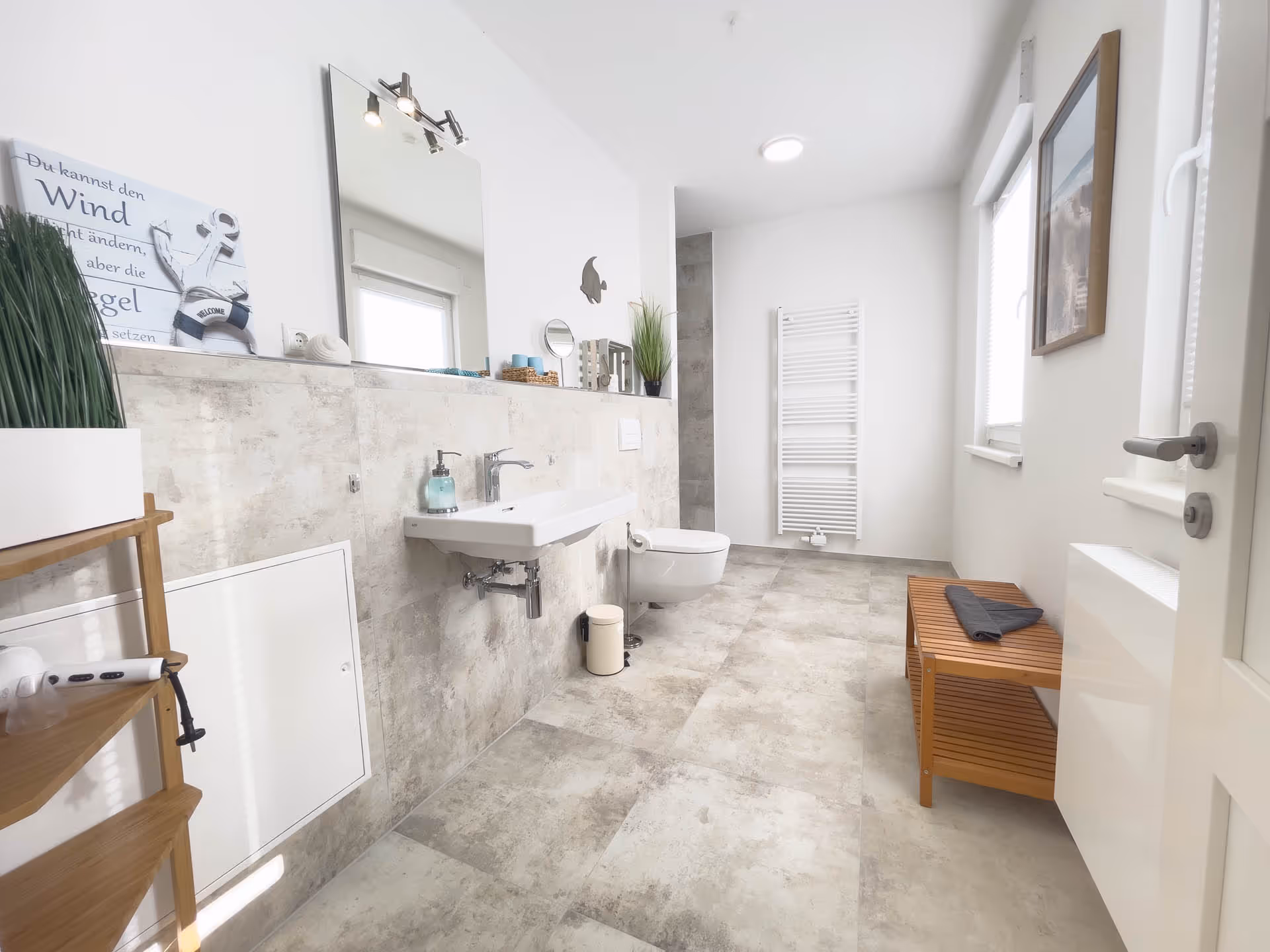 Großes Bad mit Fenster und Holzbank