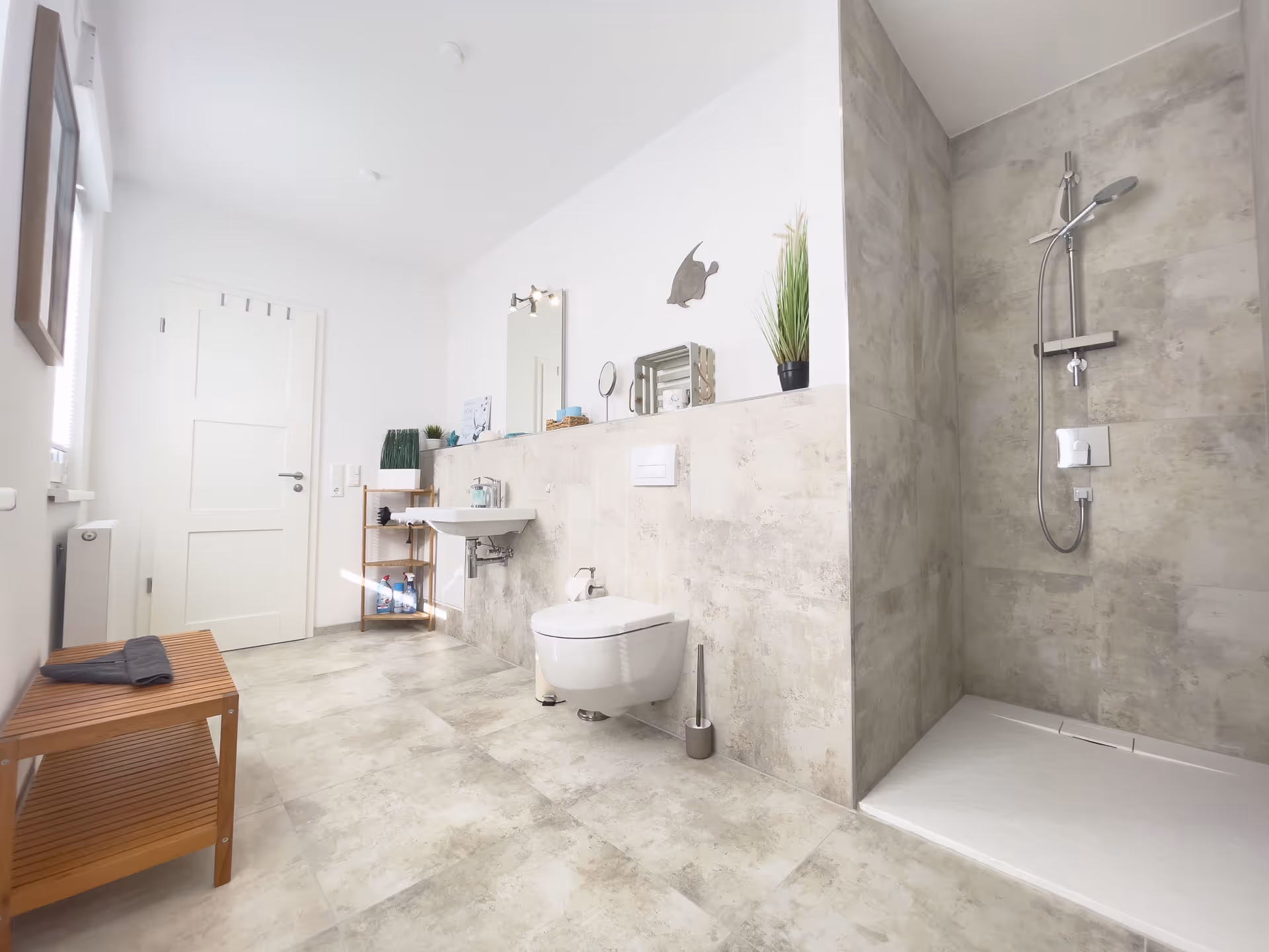 Modernes Bad mit offener Dusche und Wand-WC