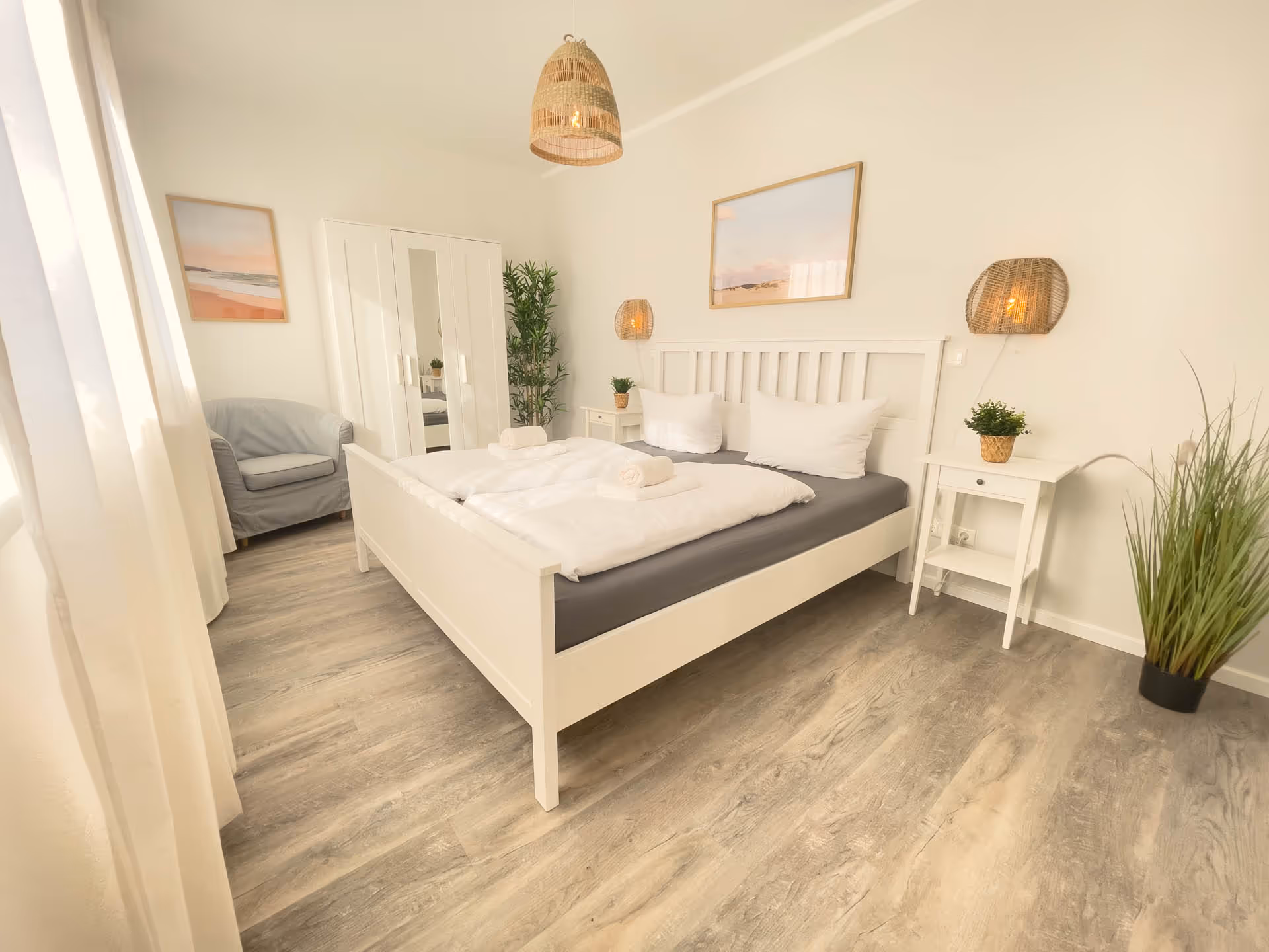 Schlafzimmer mit Rattanleuchte und Vinyl Boden