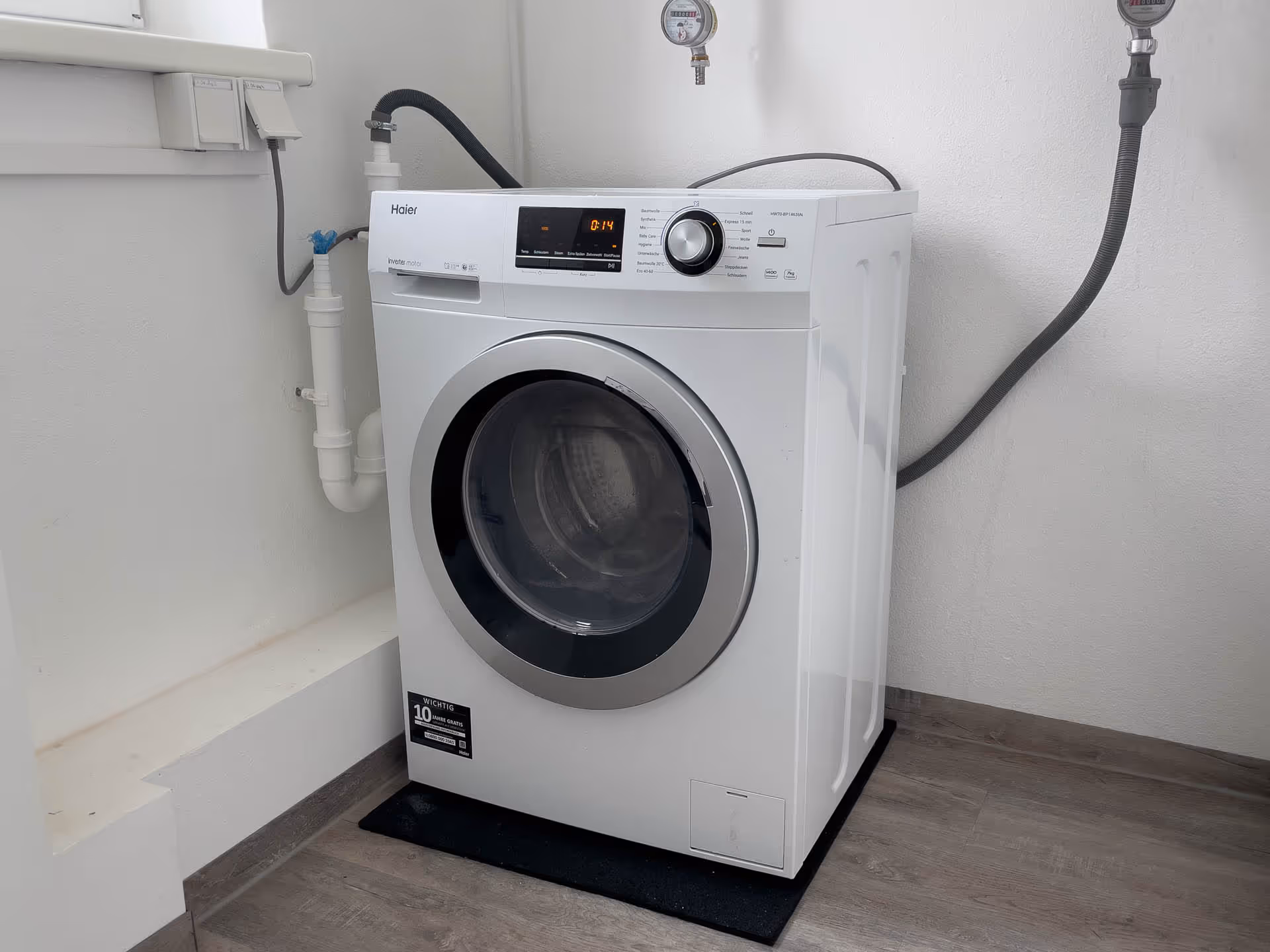 Waschmaschine in weißem Hauswirtschaftsraum