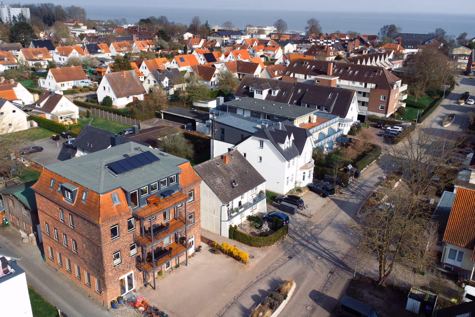 Luftaufnahme mit Blick auf Ostsee und Haeuser