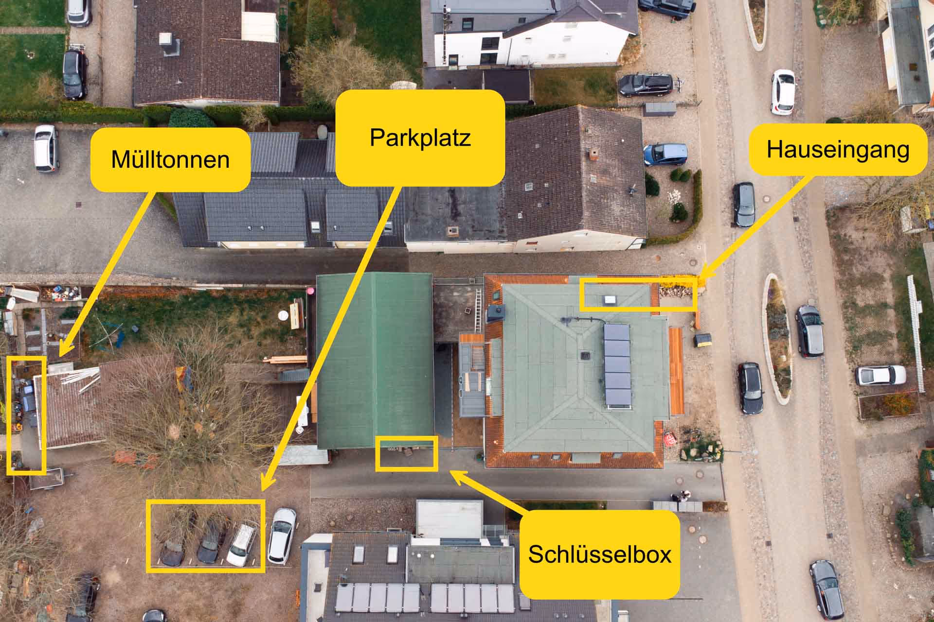 Luftaufnahme mit Parkplatz und Schluesselbox