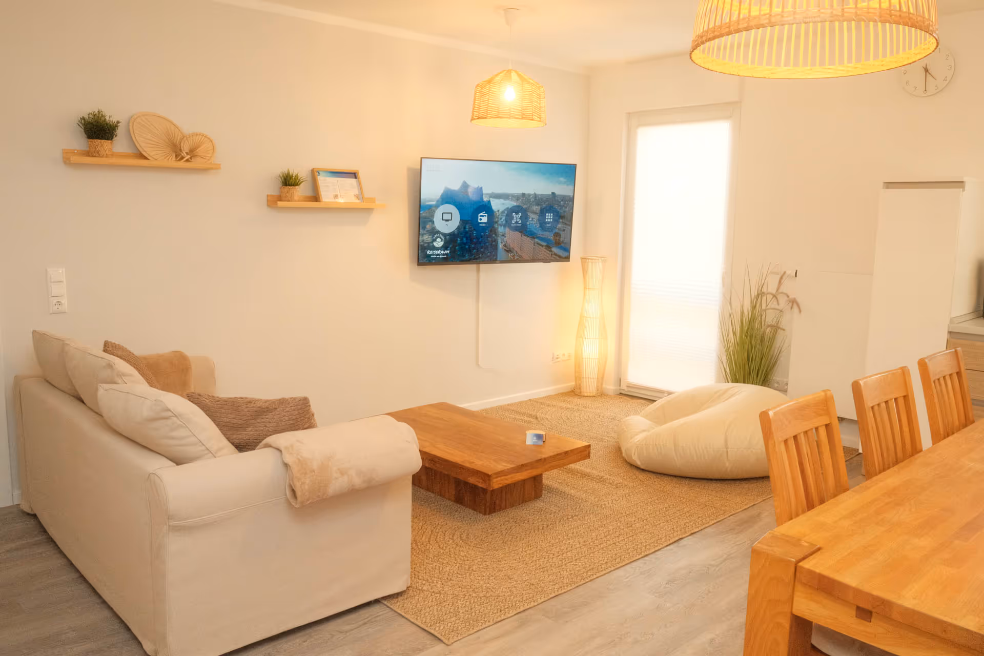 Wohnzimmer mit TV, Sofa und Sitzsack