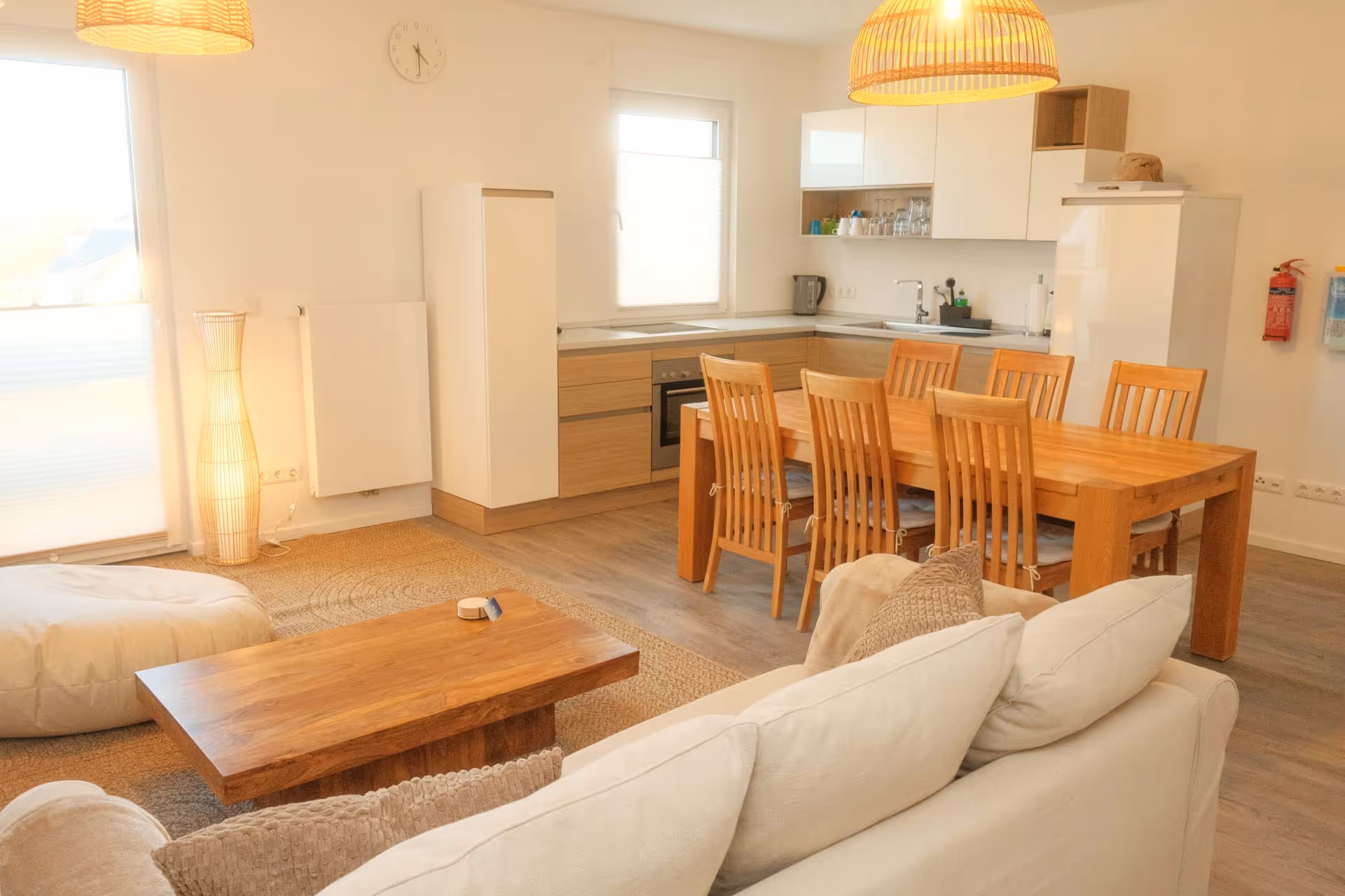 Wohnküche mit großem Esstisch und Sofa