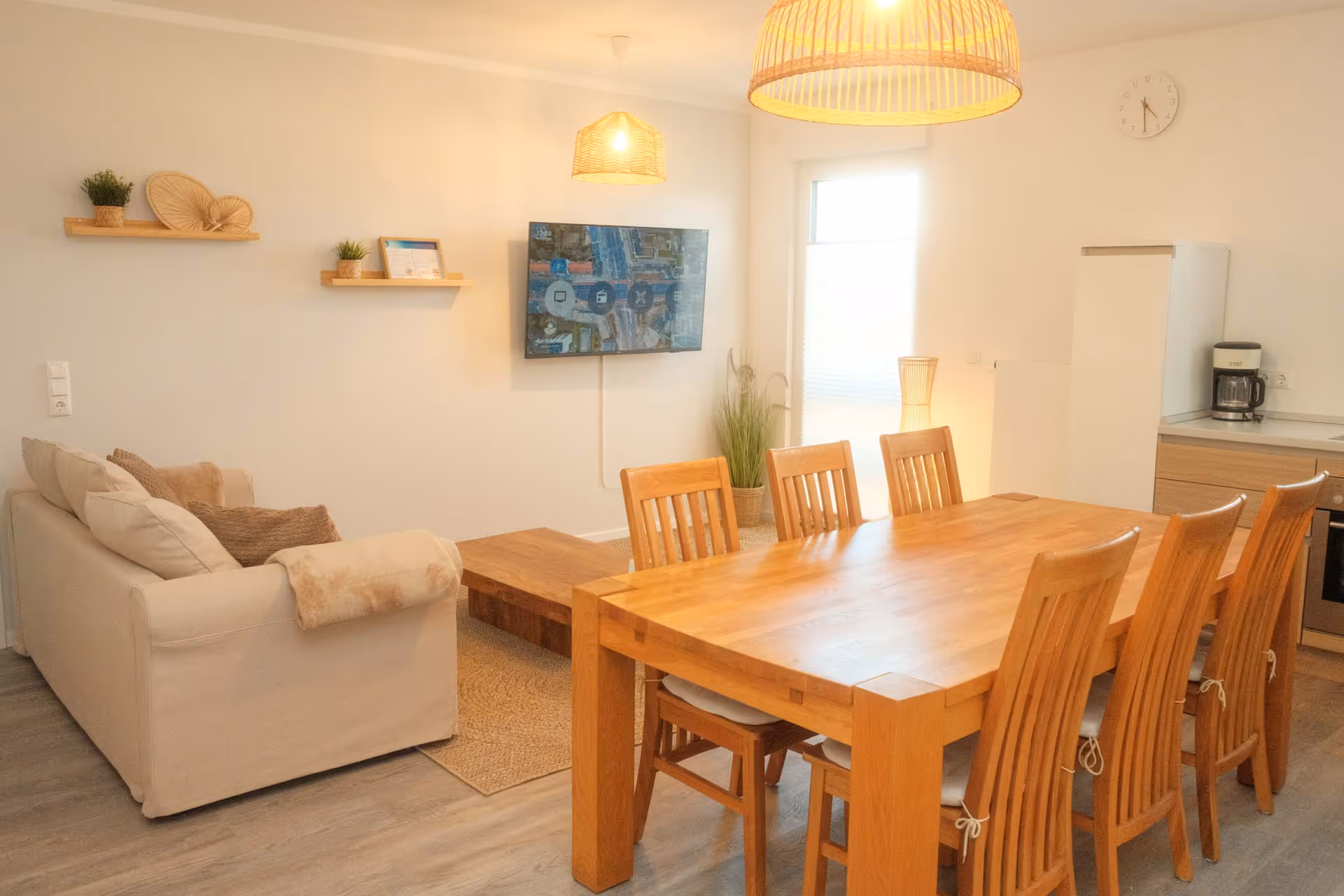 Esstisch aus Holz mit sechs Stühlen