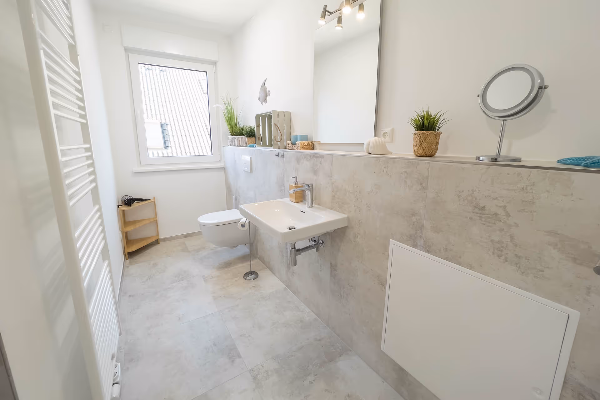 Modernes Bad mit Fenster und Dekoration