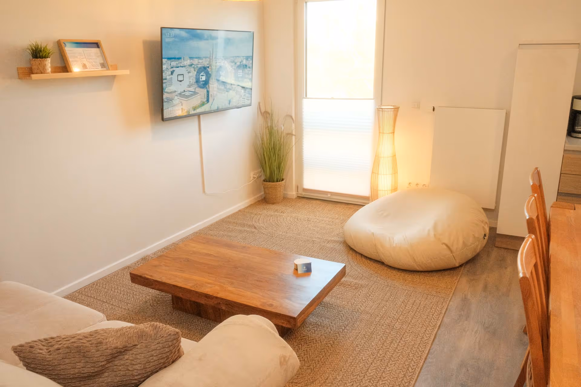 TV an der Wand mit Sitzsack darunter