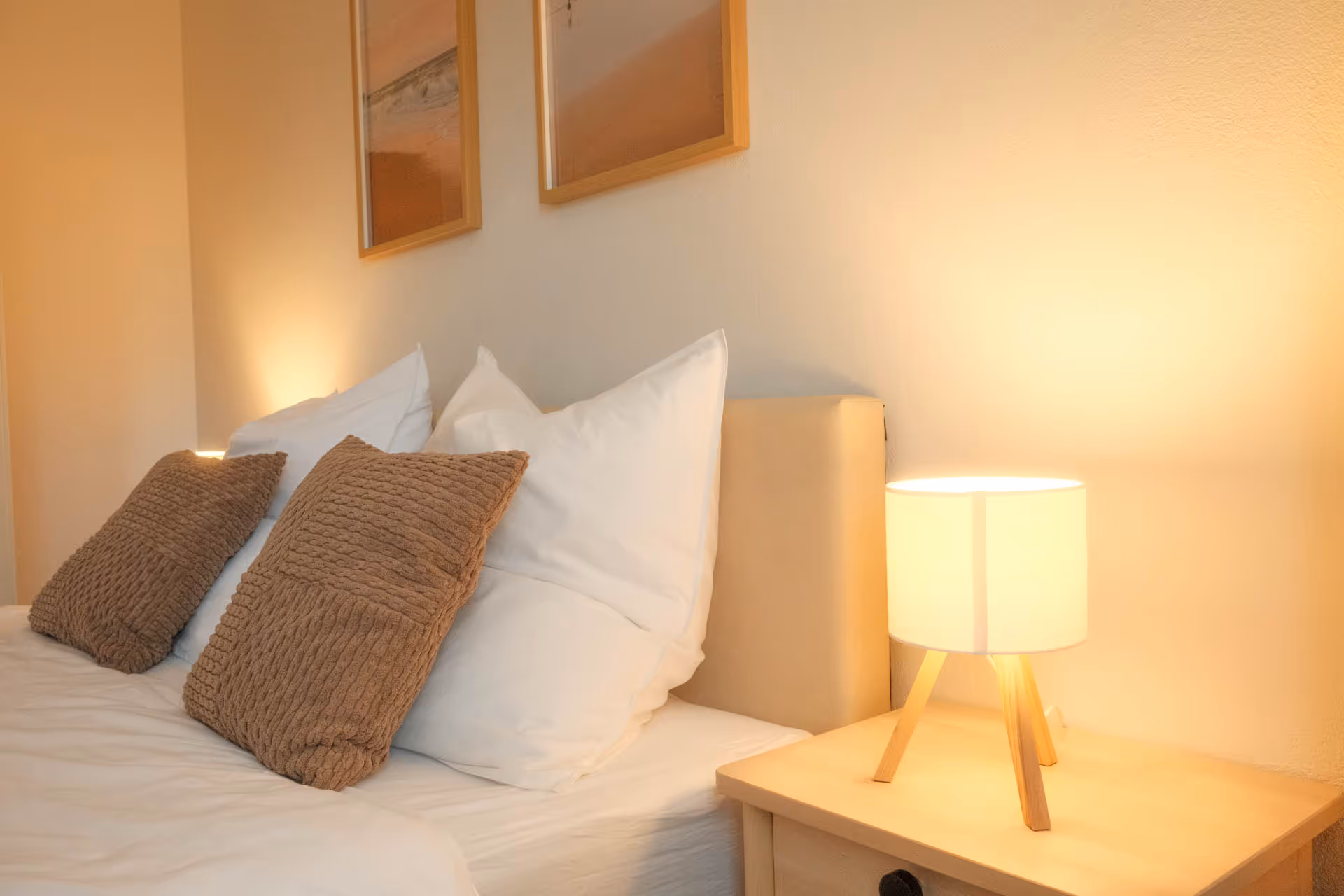 Nachttisch mit Lampe und Kopfkissen