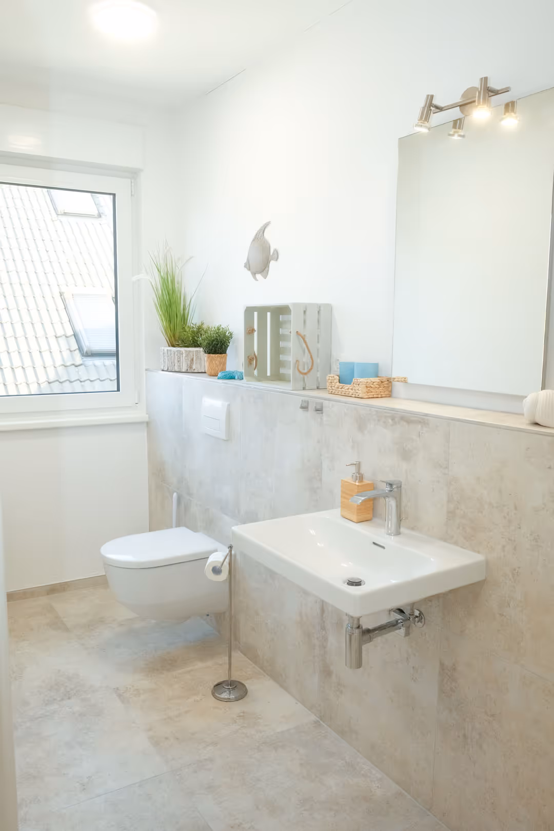 Badezimmer mit Waschbecken und Fenster