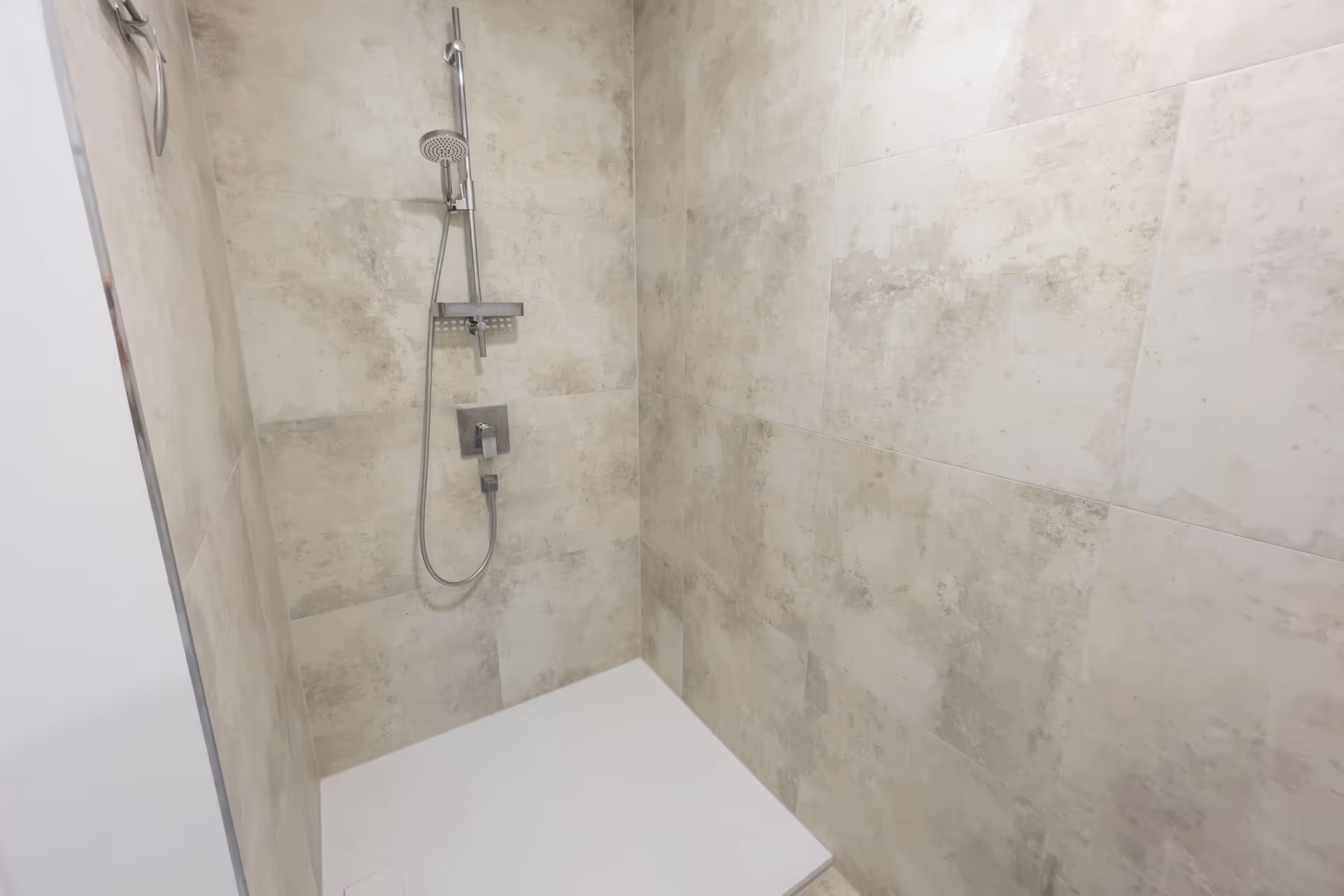 Begehbare Dusche mit hellen Fliesen