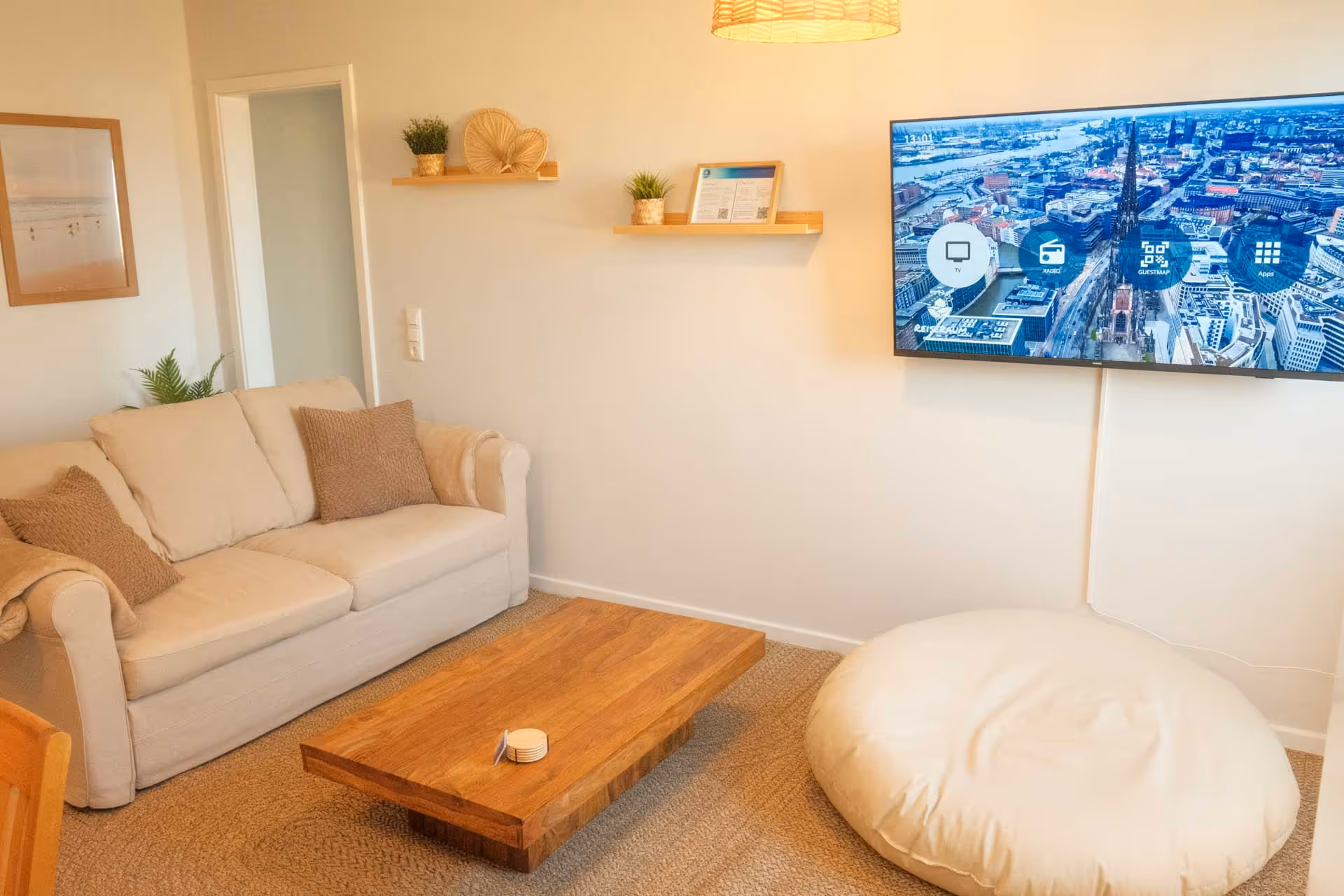 Gemütlicher Wohnbereich mit Fernseher