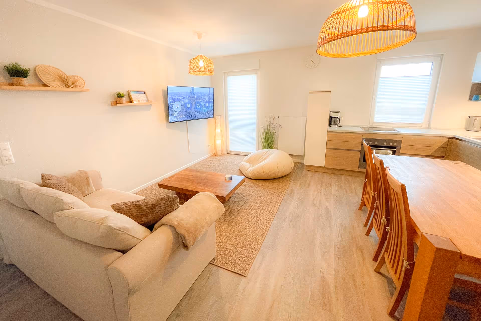 Wohnbereich mit Sofa, Esstisch und TV