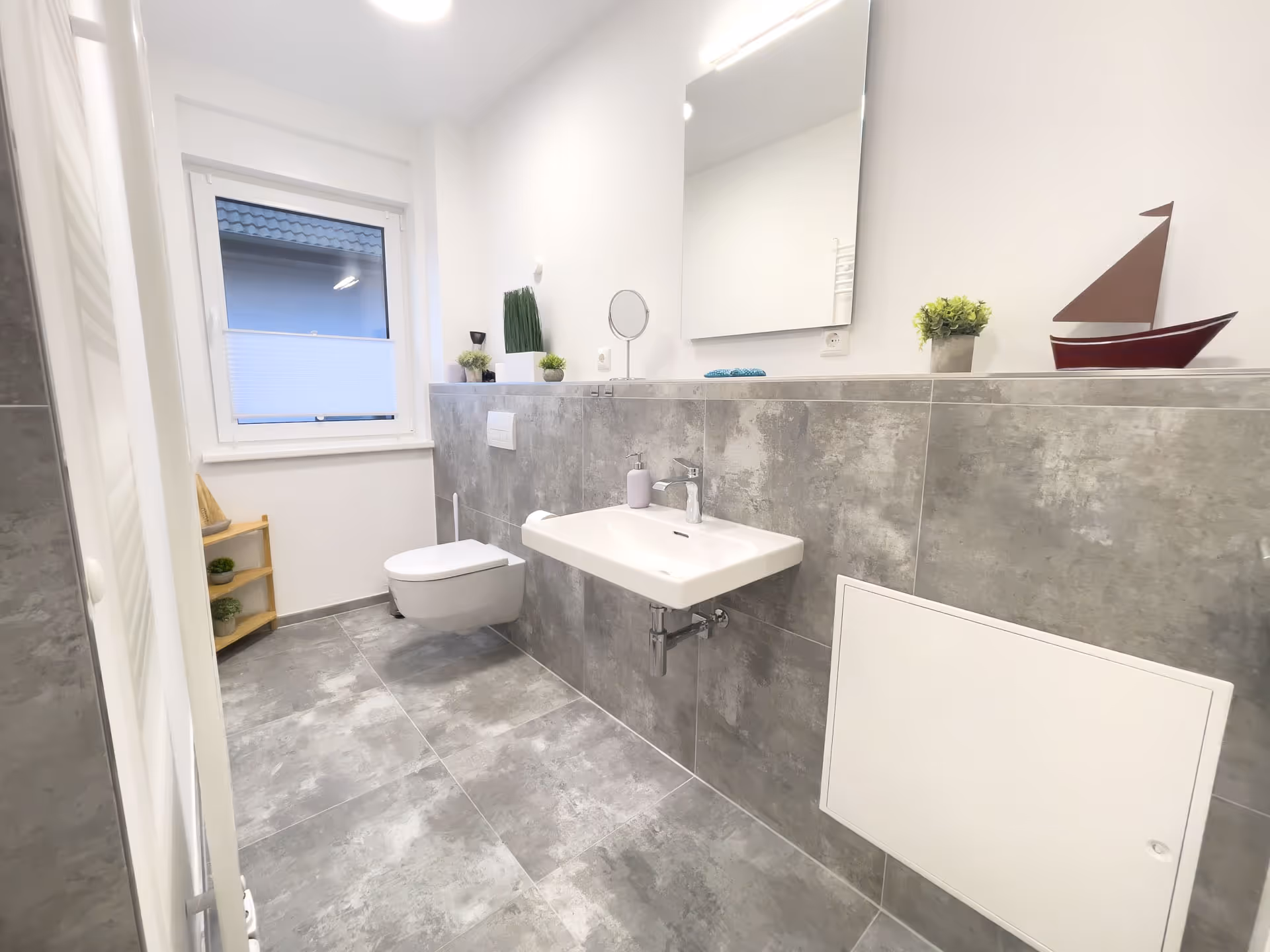 Modernes Bad mit Waschbecken und WC