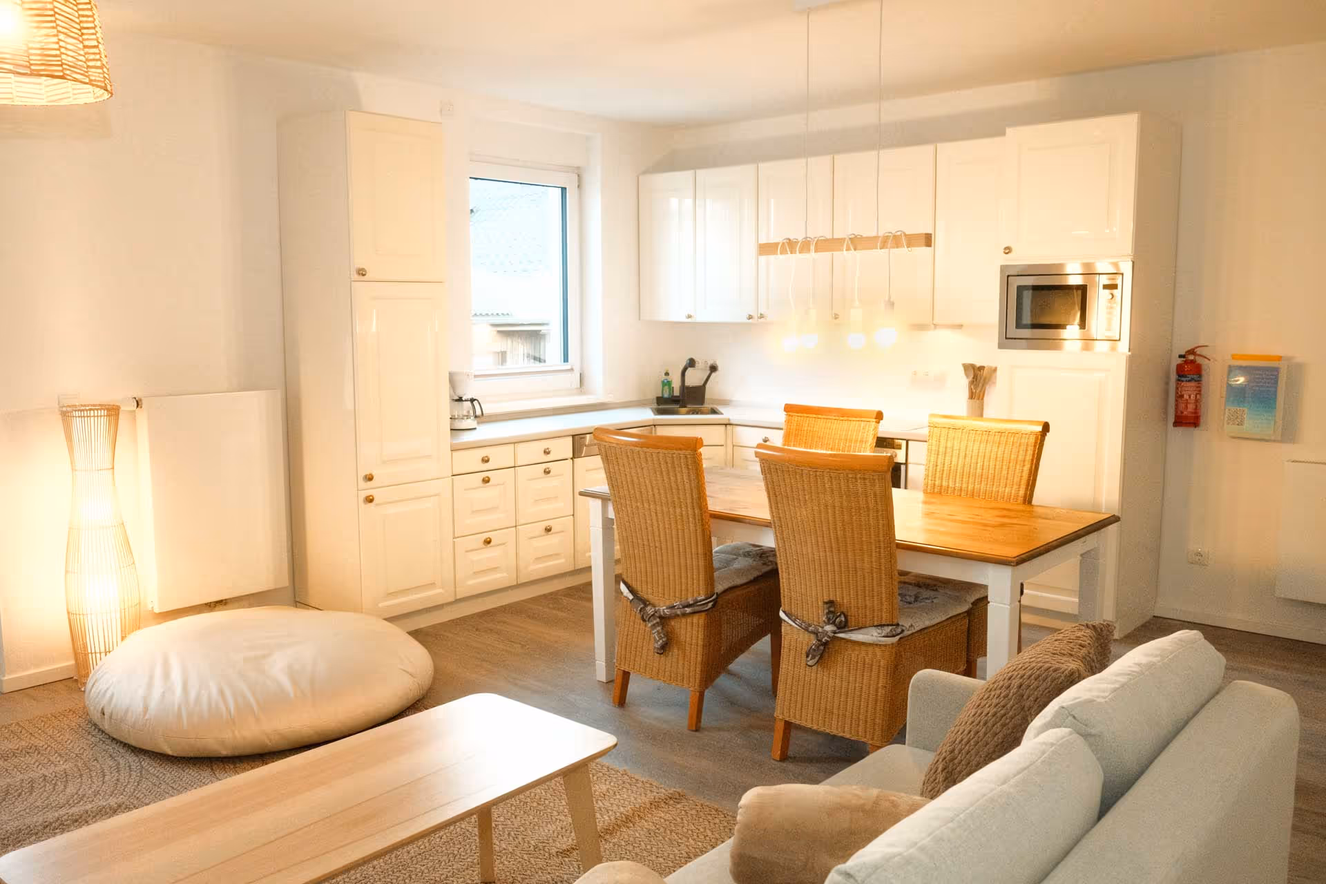 Offener Wohn- und Essbereich mit Holztisch