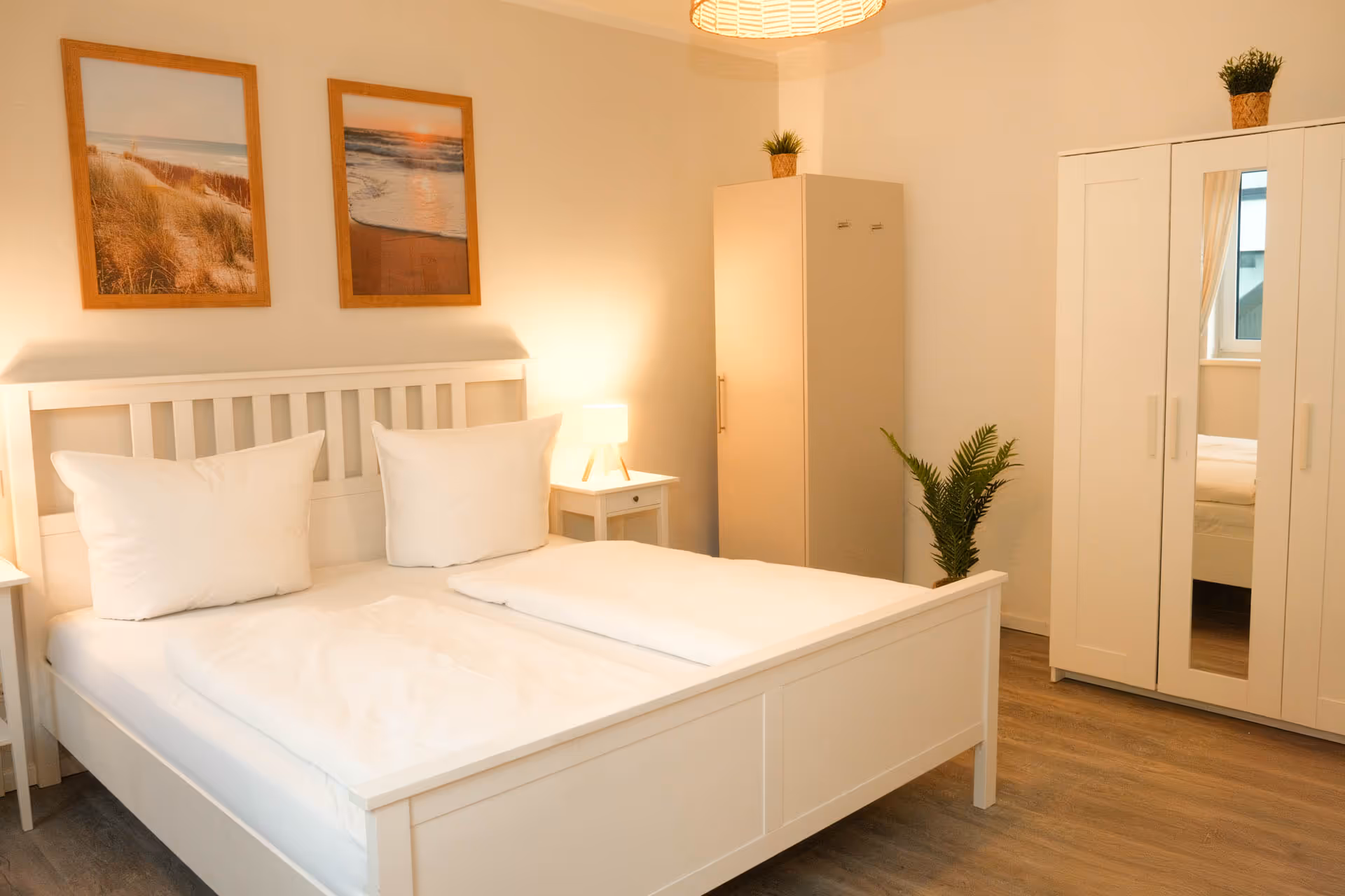 Doppelbett mit Kleiderschrank und Deko