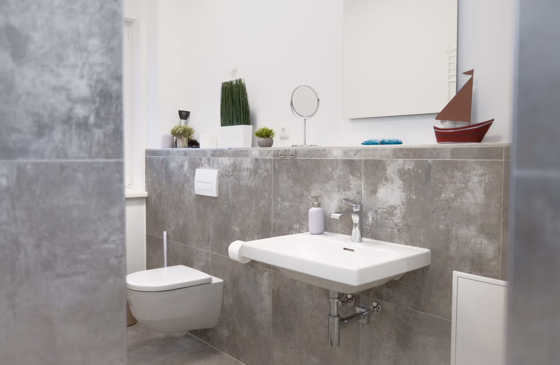 Badezimmer mit Spiegel und Deko