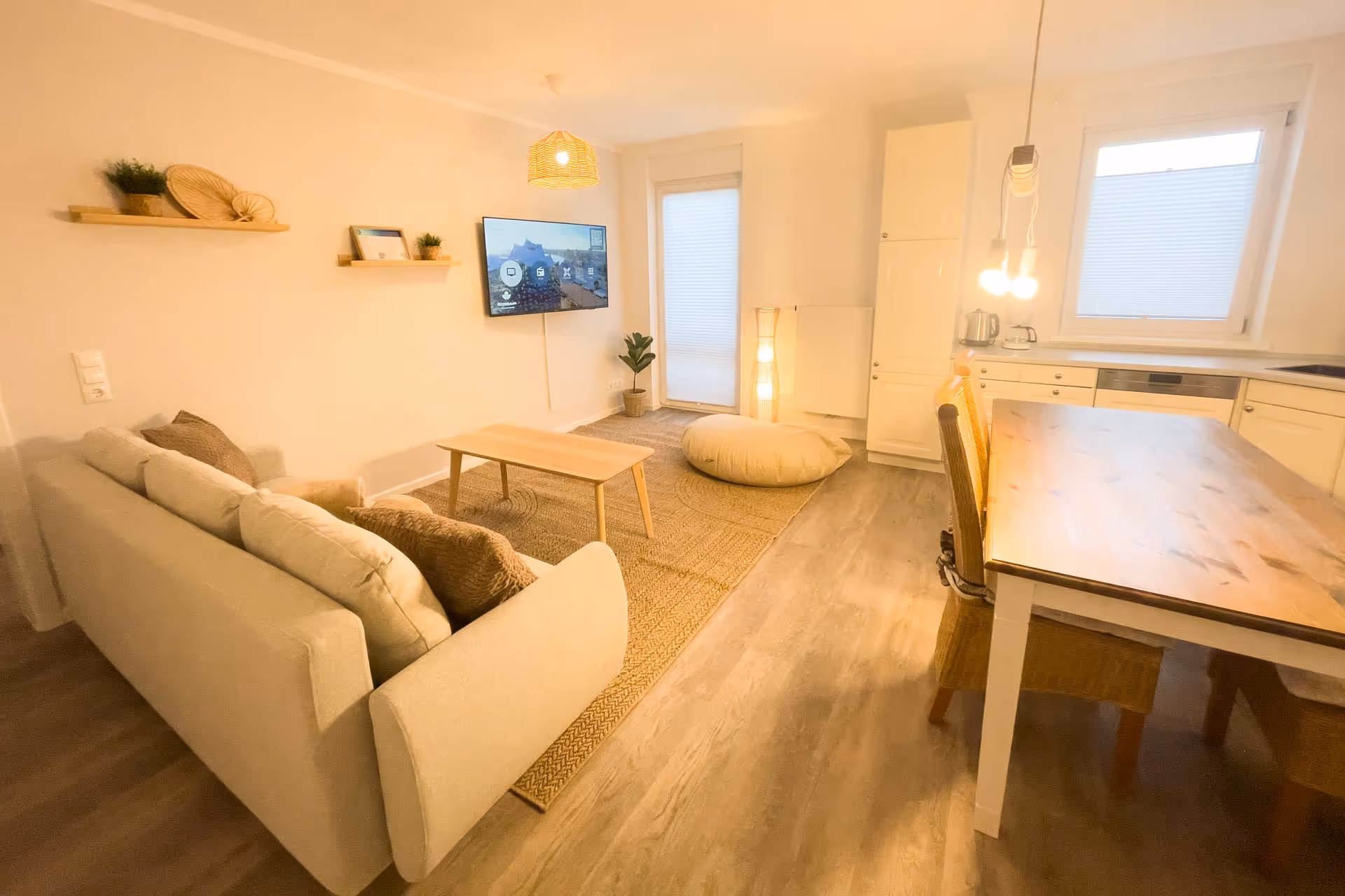 Wohnbereich mit Sofa, Tisch und Fernseher