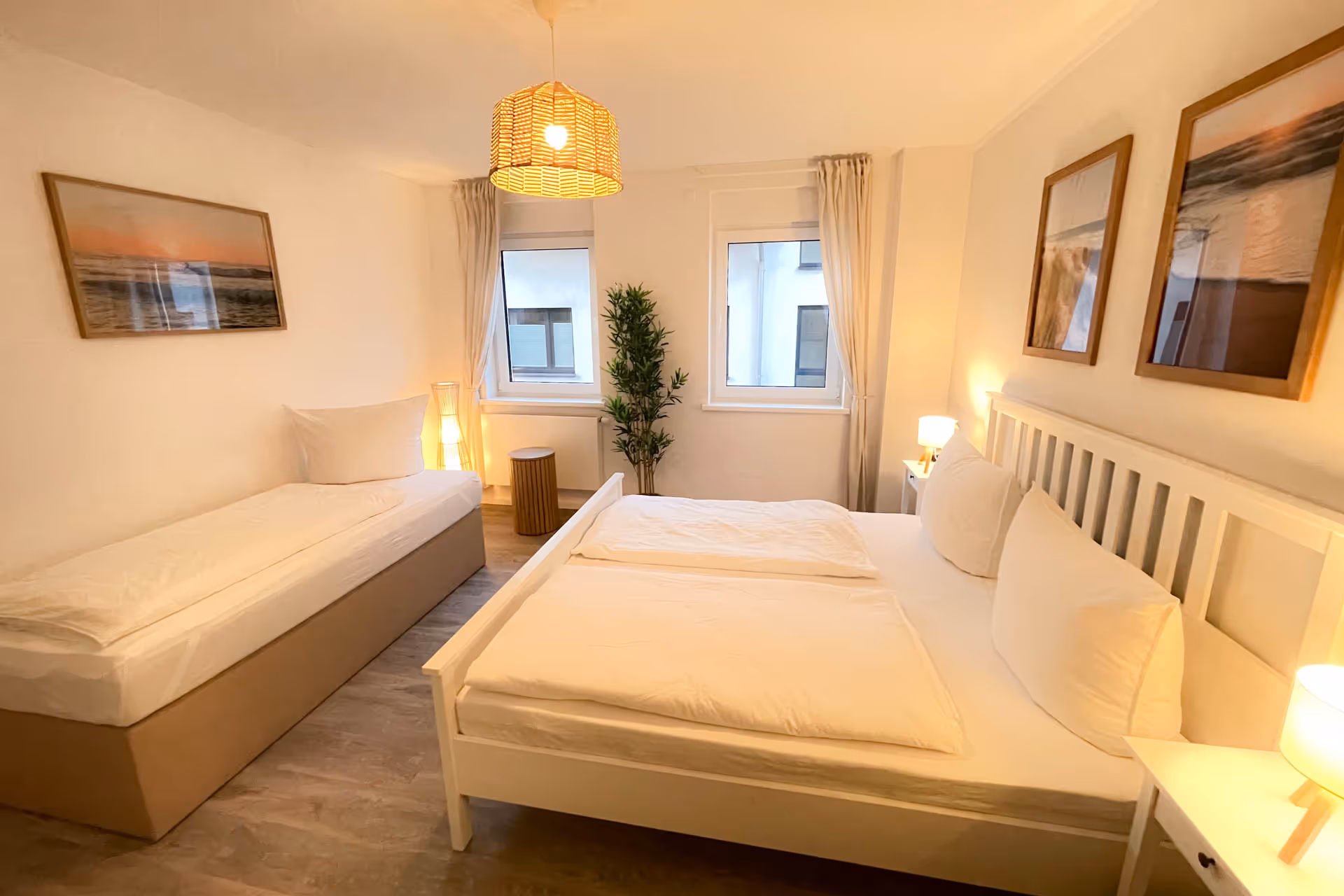 Schlafzimmer mit Doppelbett und Einzelbett