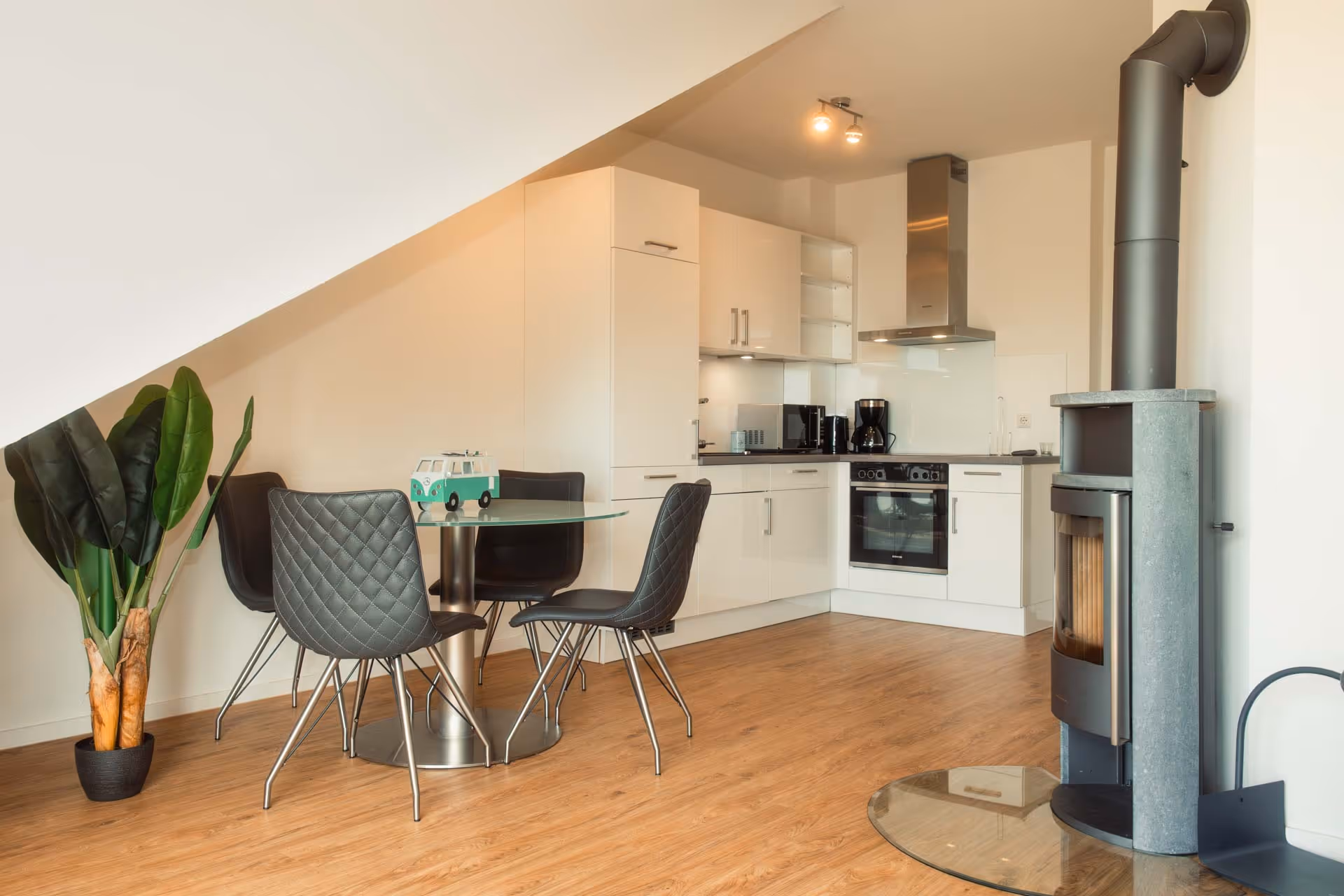 Kompakte Kueche mit Esstisch unter Dachschraege