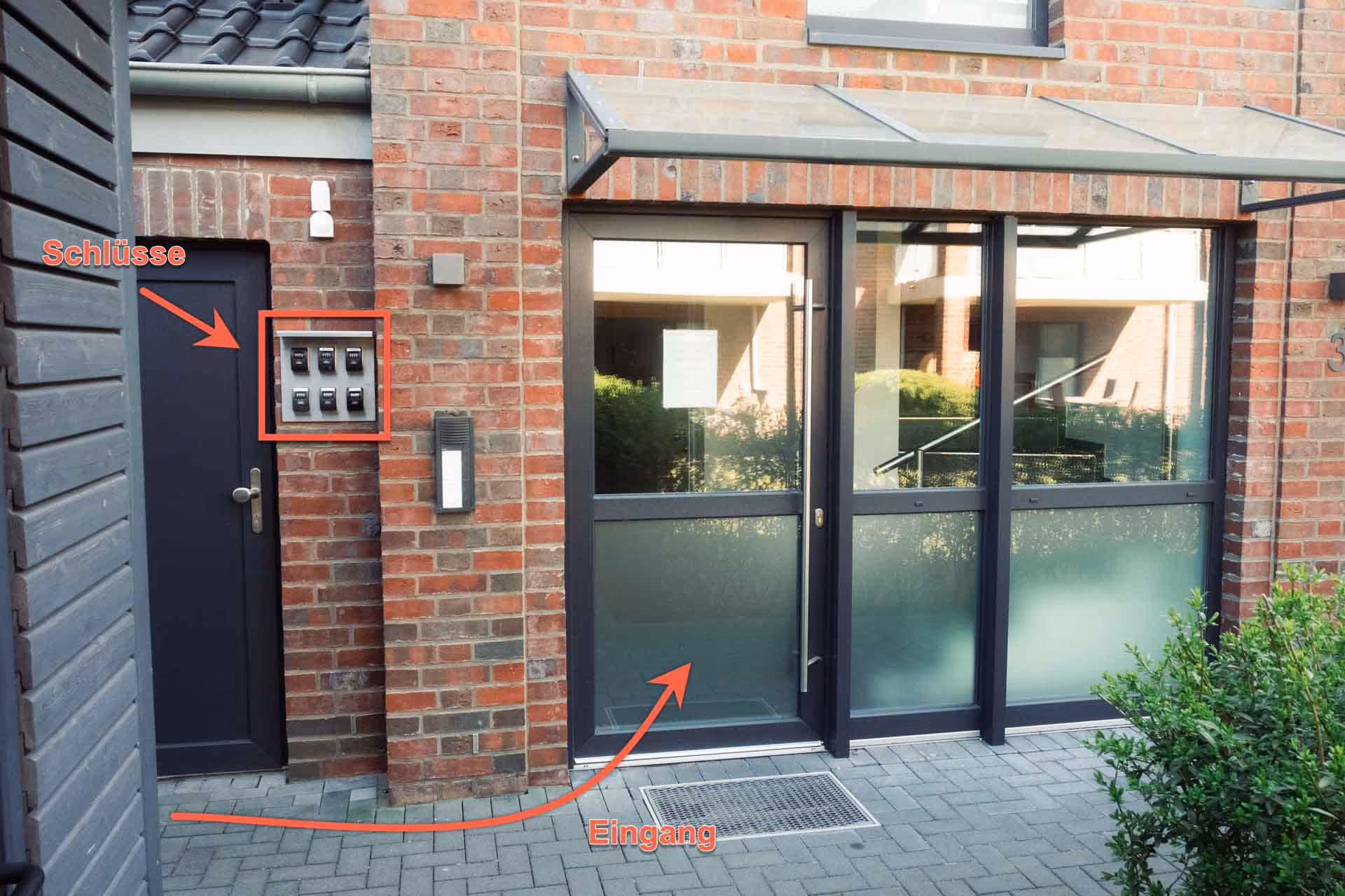 Haustuer mit Schluesselsafe und Glasueberdachung