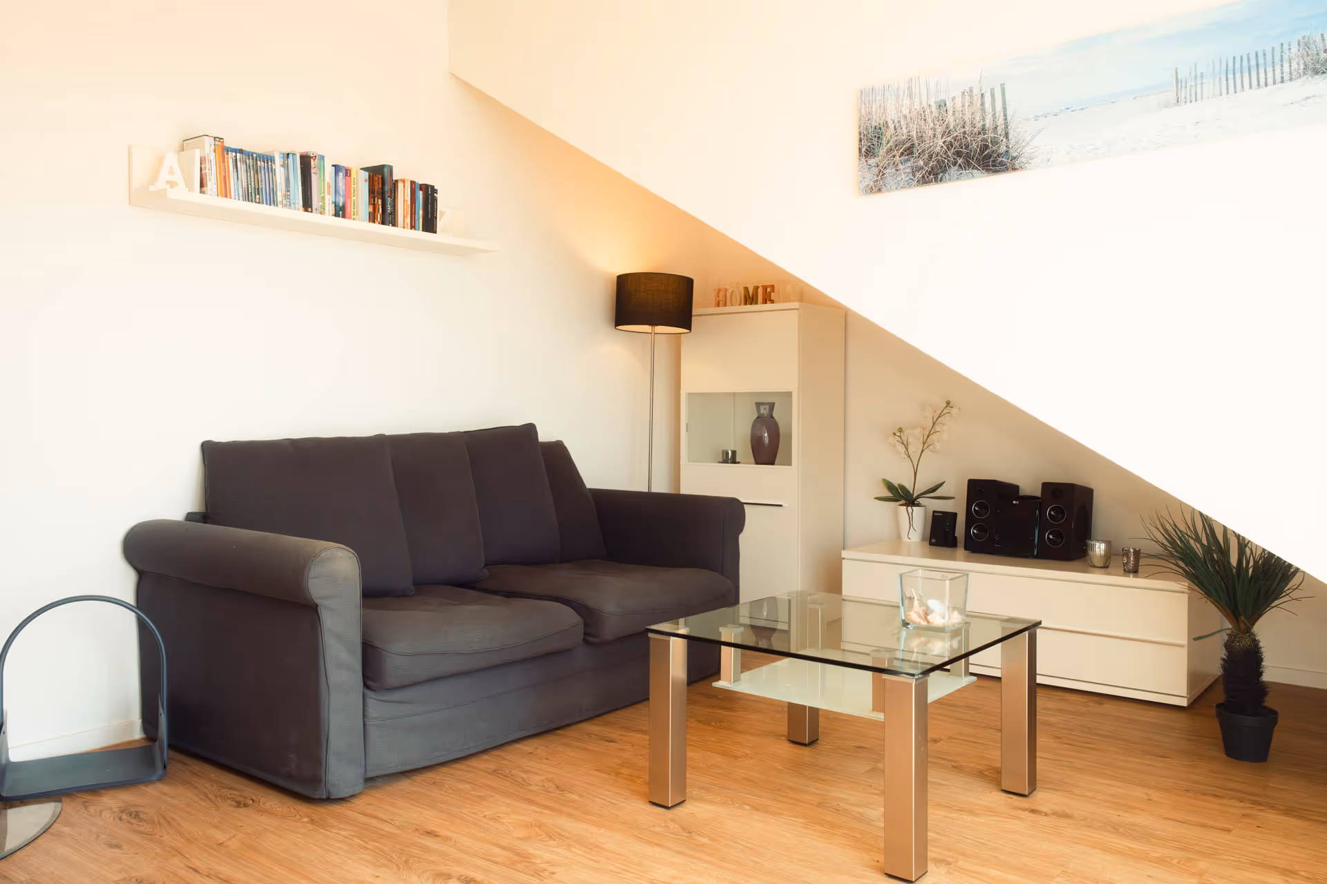 Zweisitzer-Sofa mit Glastisch unter Dachschraege