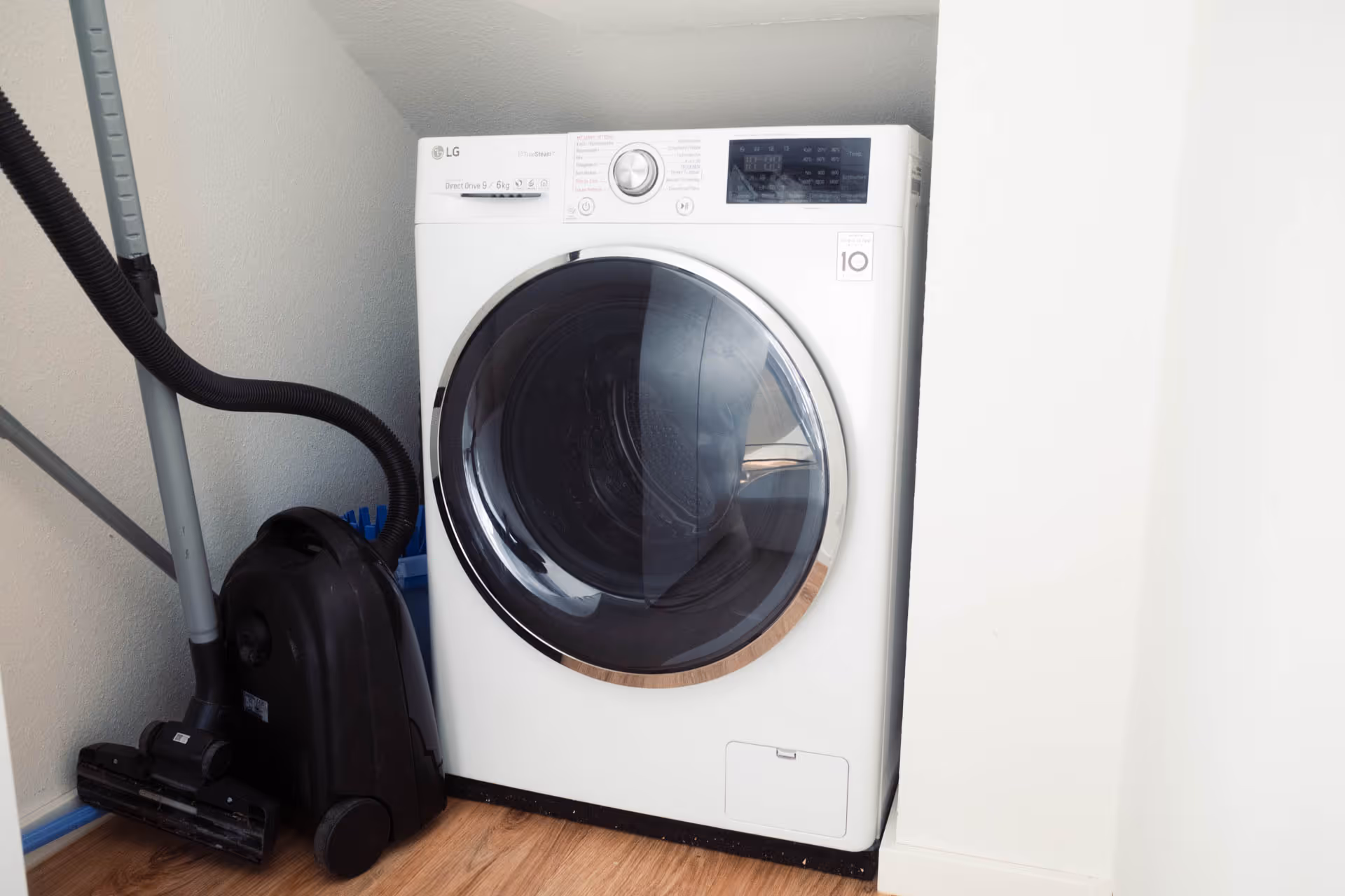 Waschmaschine mit Trockner und Staubsauger in Abstellkammer