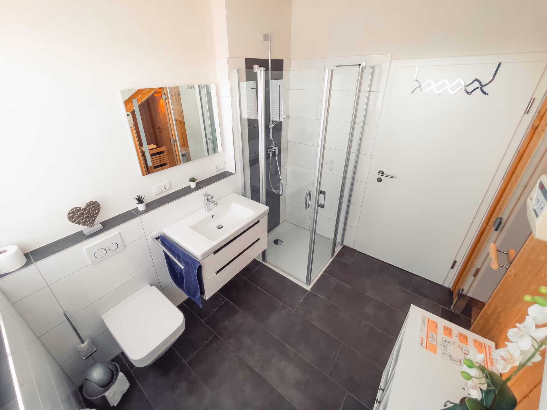 Modernes Bad mit Dusche und großem Spiegel