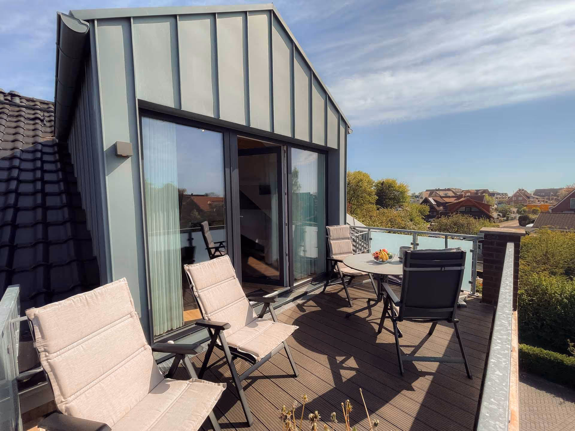 Balkon mit Blick auf Haeuser und Gartenanlage