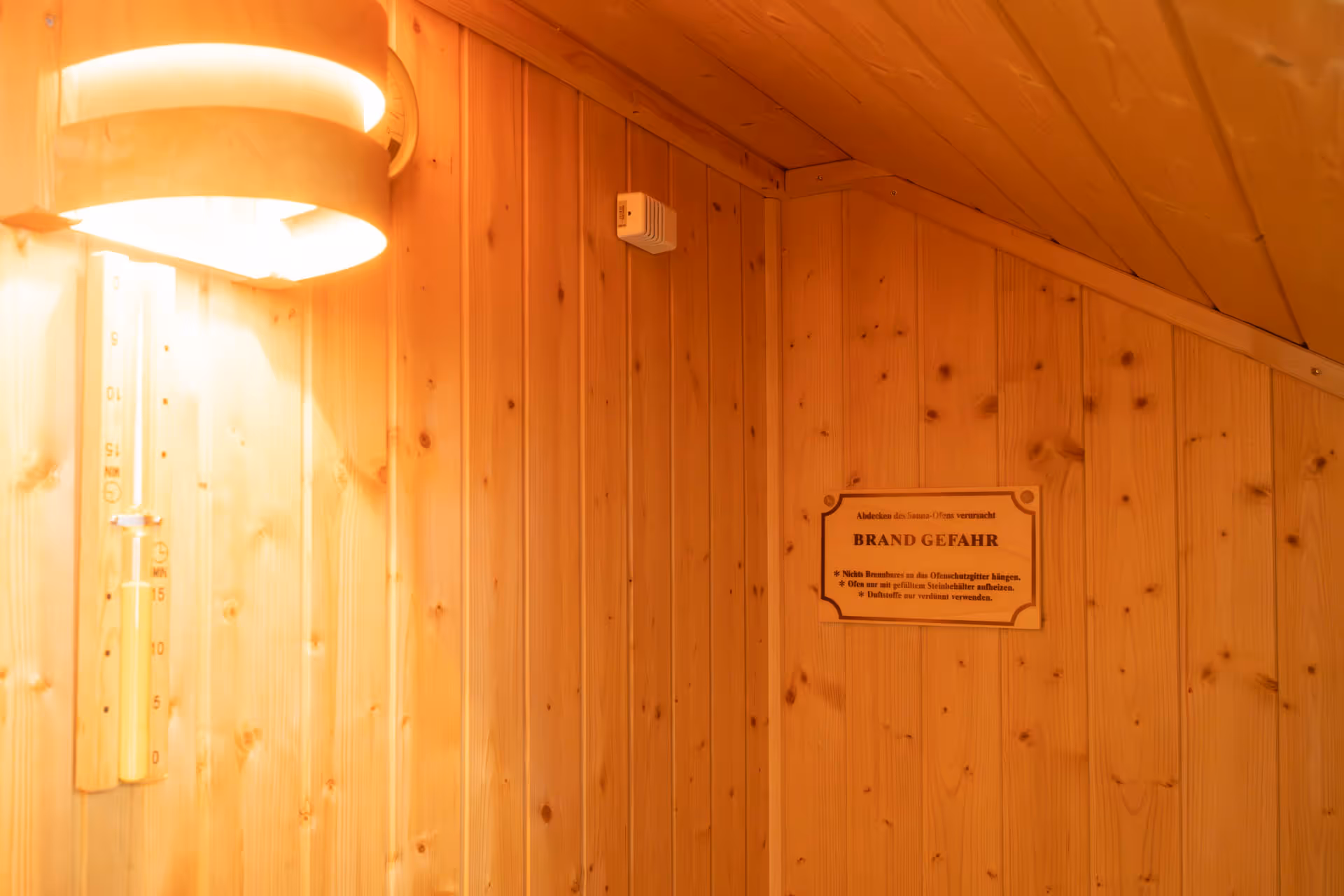 Innenansicht der holzverkleideten Sauna